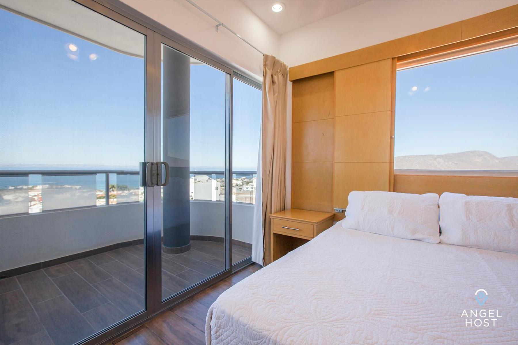 Stylish Condo with Pools Gym Sunset Bay Views