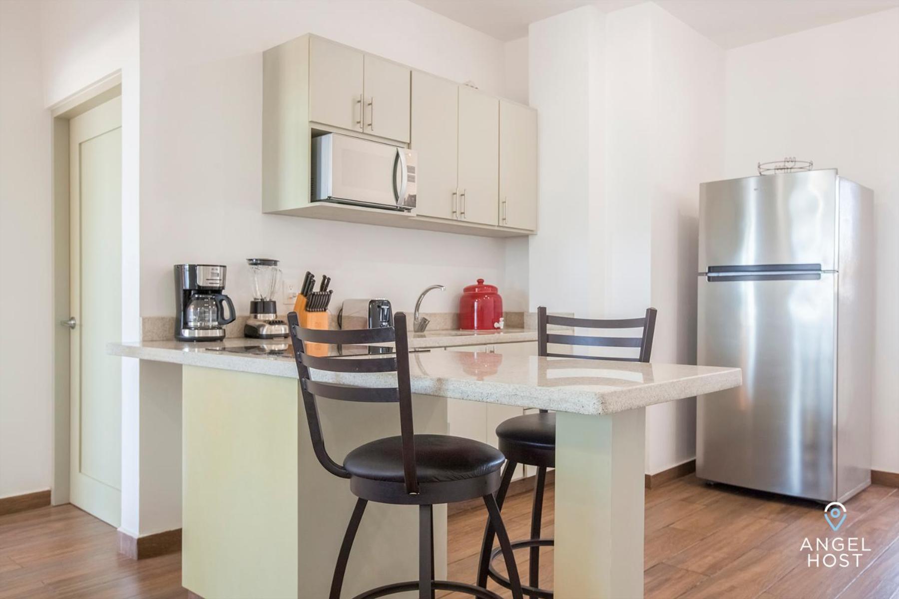 Stylish Condo with Pools Gym Sunset Bay Views