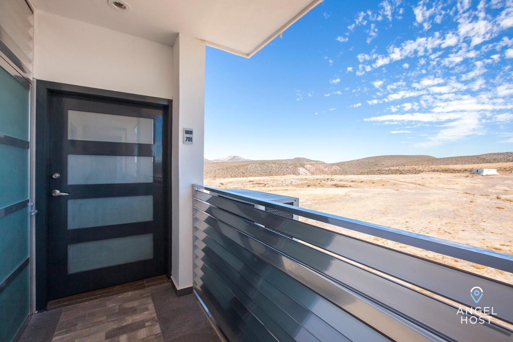 Stylish Condo with Pools Gym Sunset Bay Views