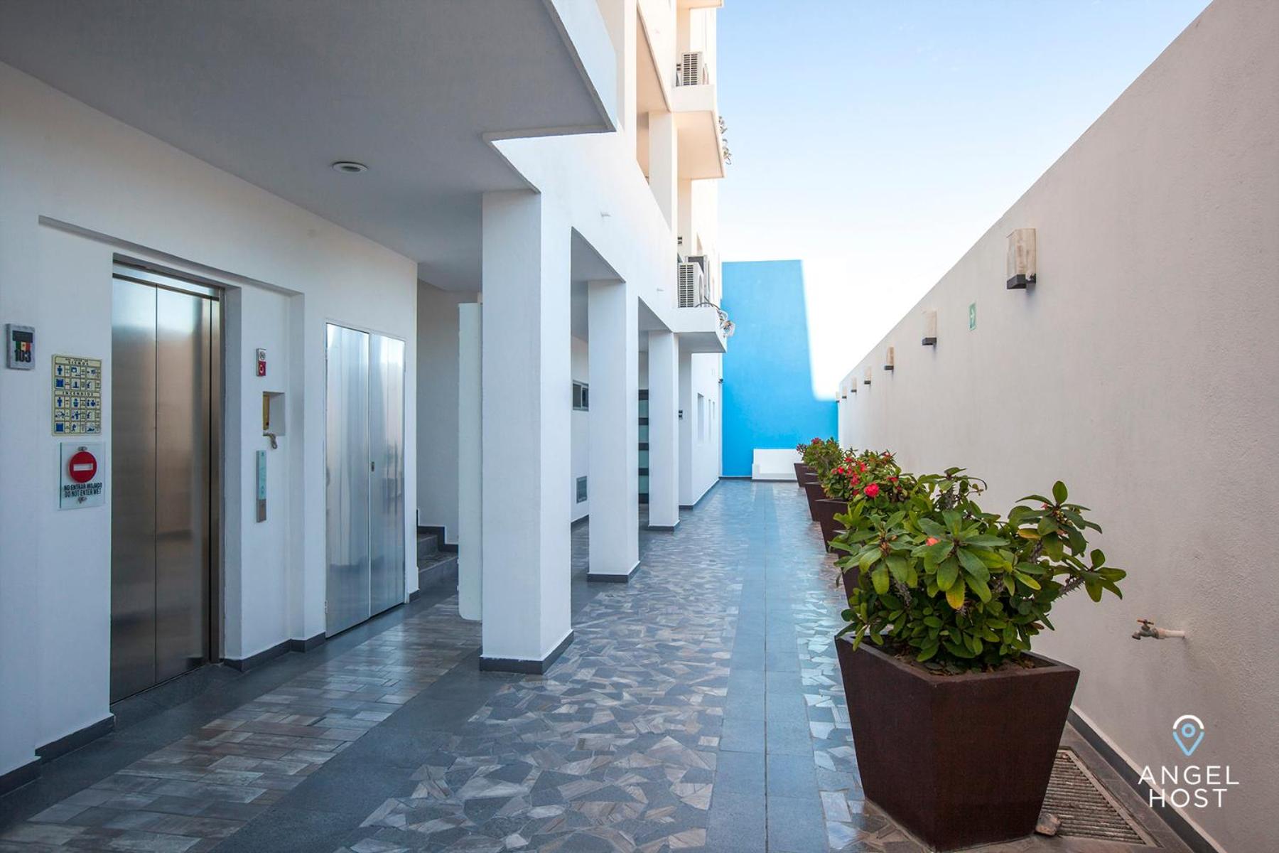 Stylish Condo with Pools Gym Sunset Bay Views