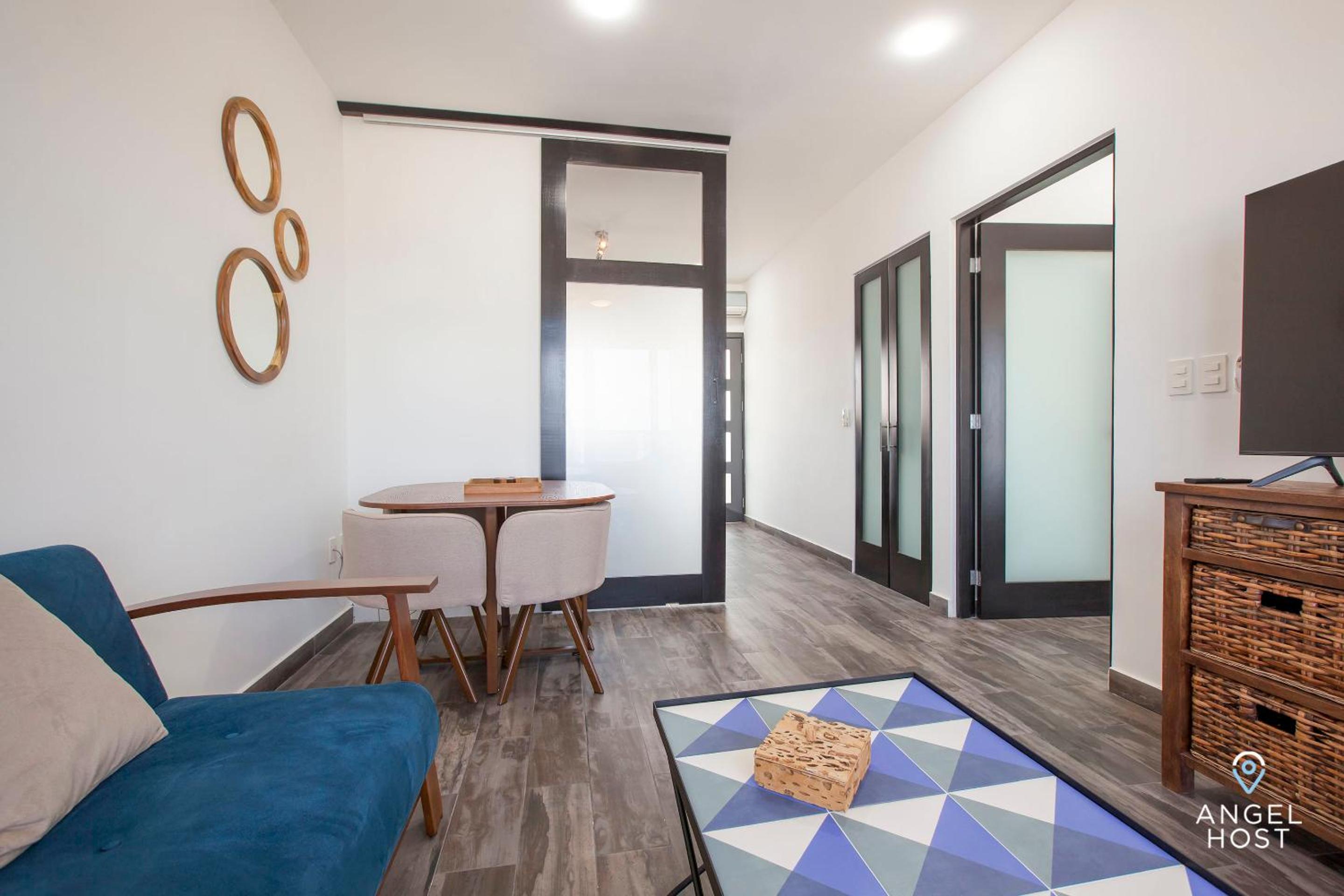 Stylish Condo with Pools Gym Sunset Bay Views
