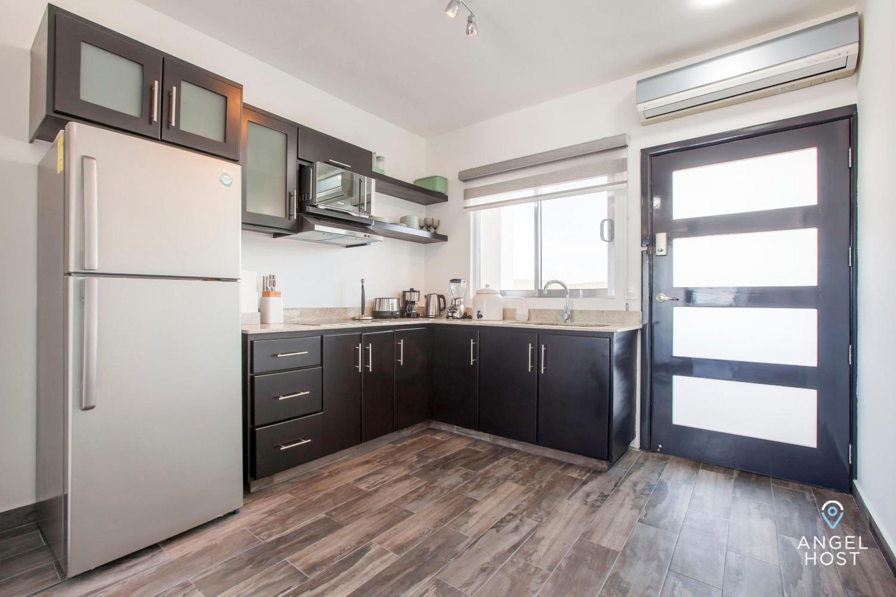 Stylish Condo with Pools Gym Sunset Bay Views