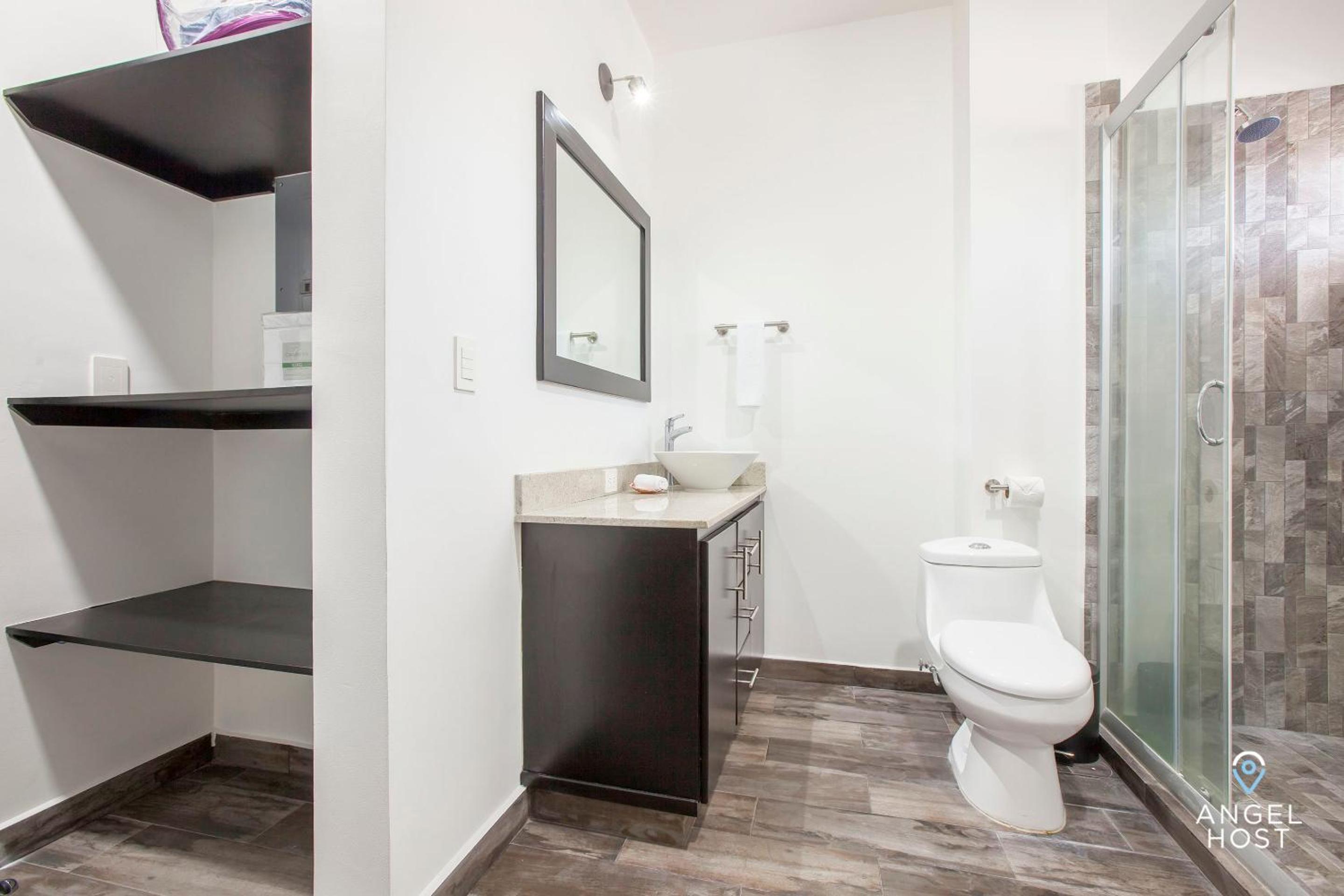 Stylish Condo with Pools Gym Sunset Bay Views