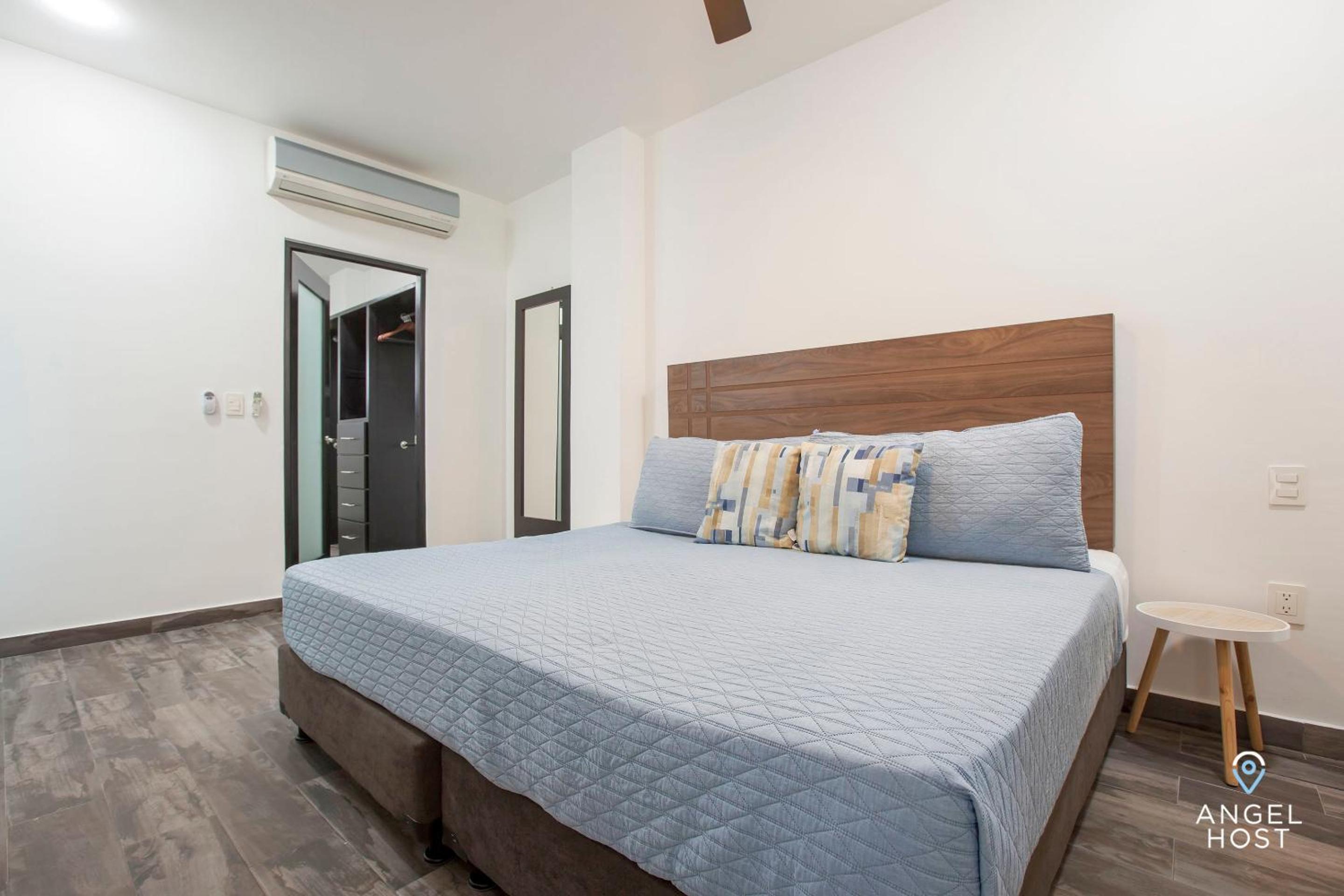 Stylish Condo with Pools Gym Sunset Bay Views