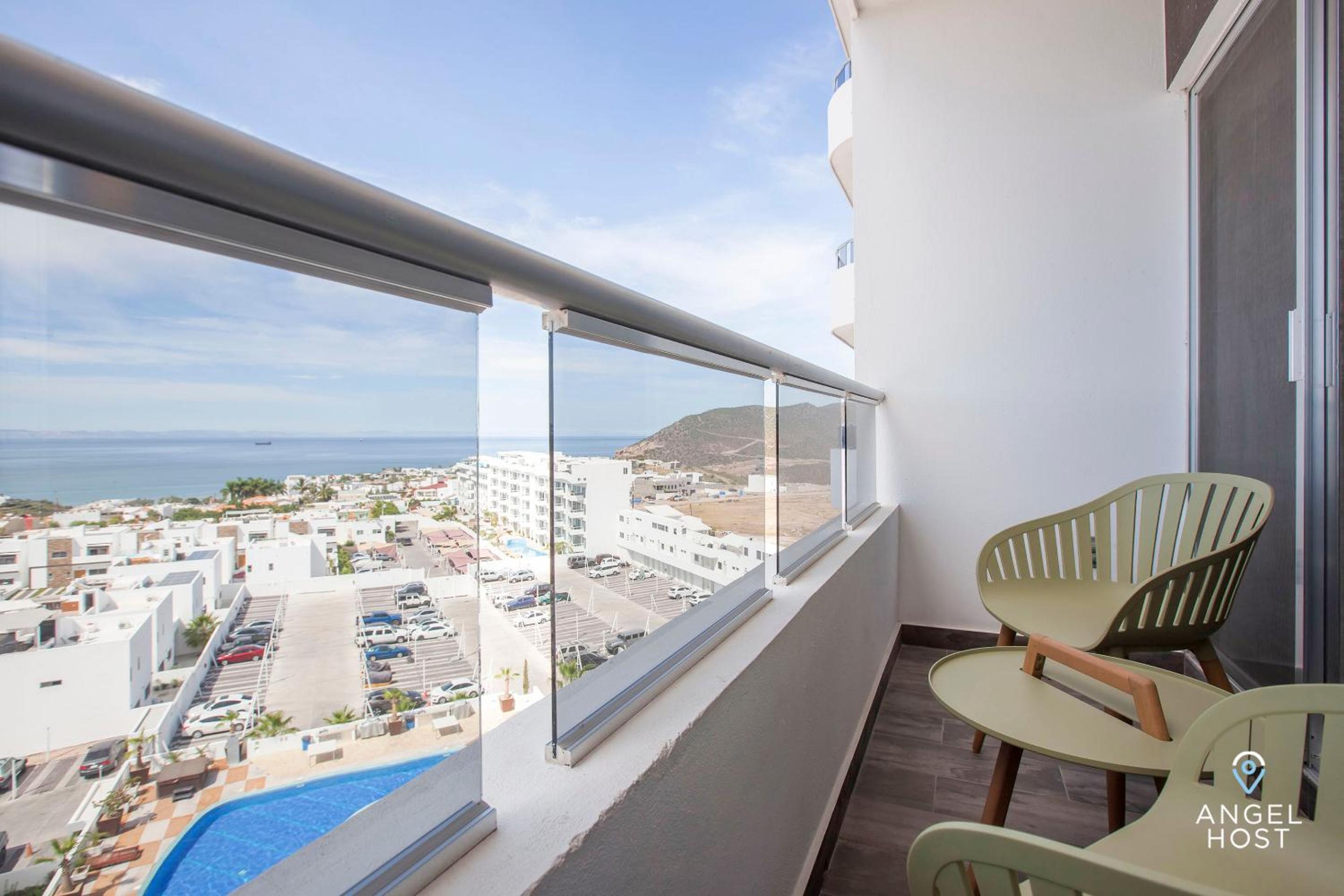Stylish Condo with Pools Gym Sunset Bay Views