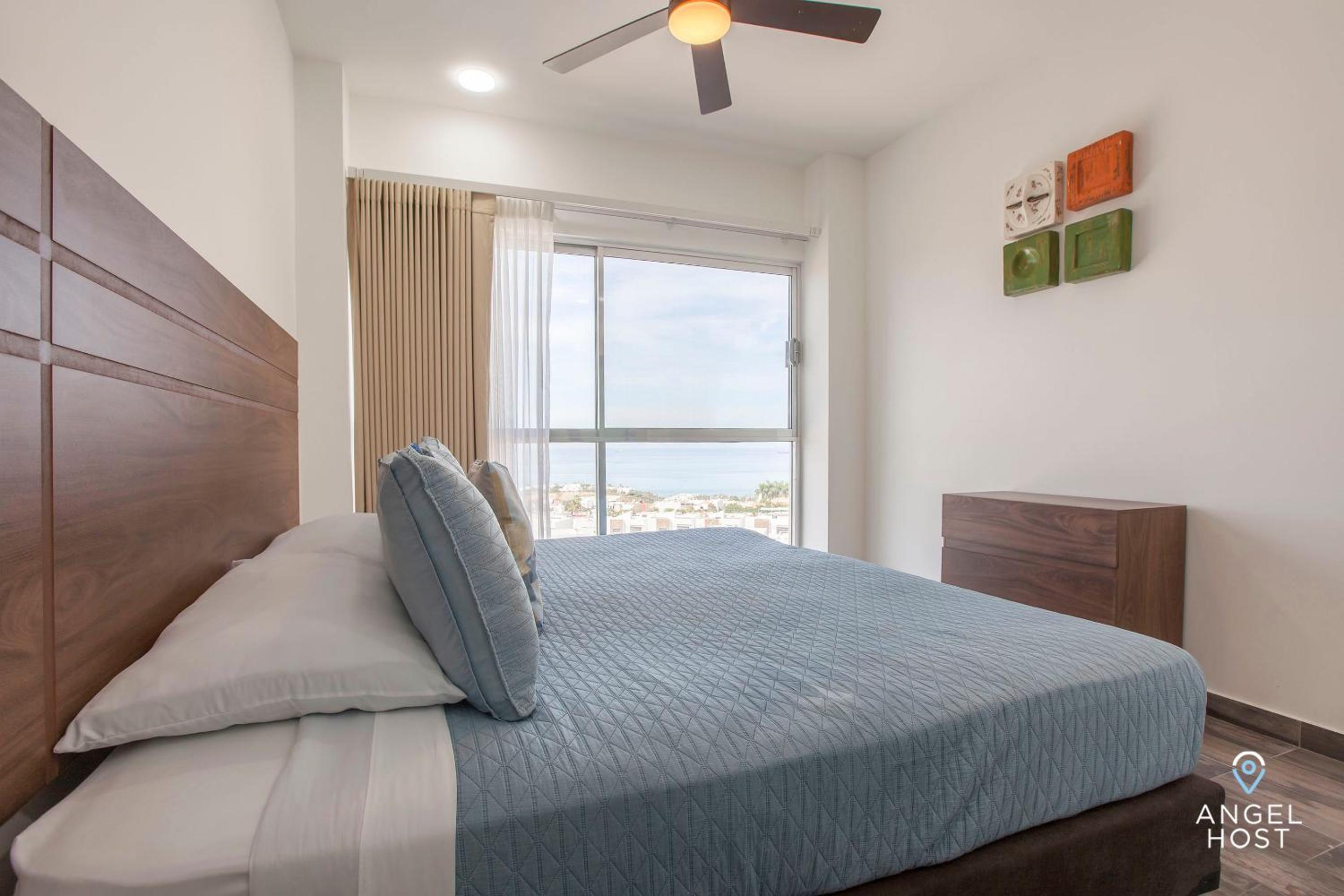 Stylish Condo with Pools Gym Sunset Bay Views