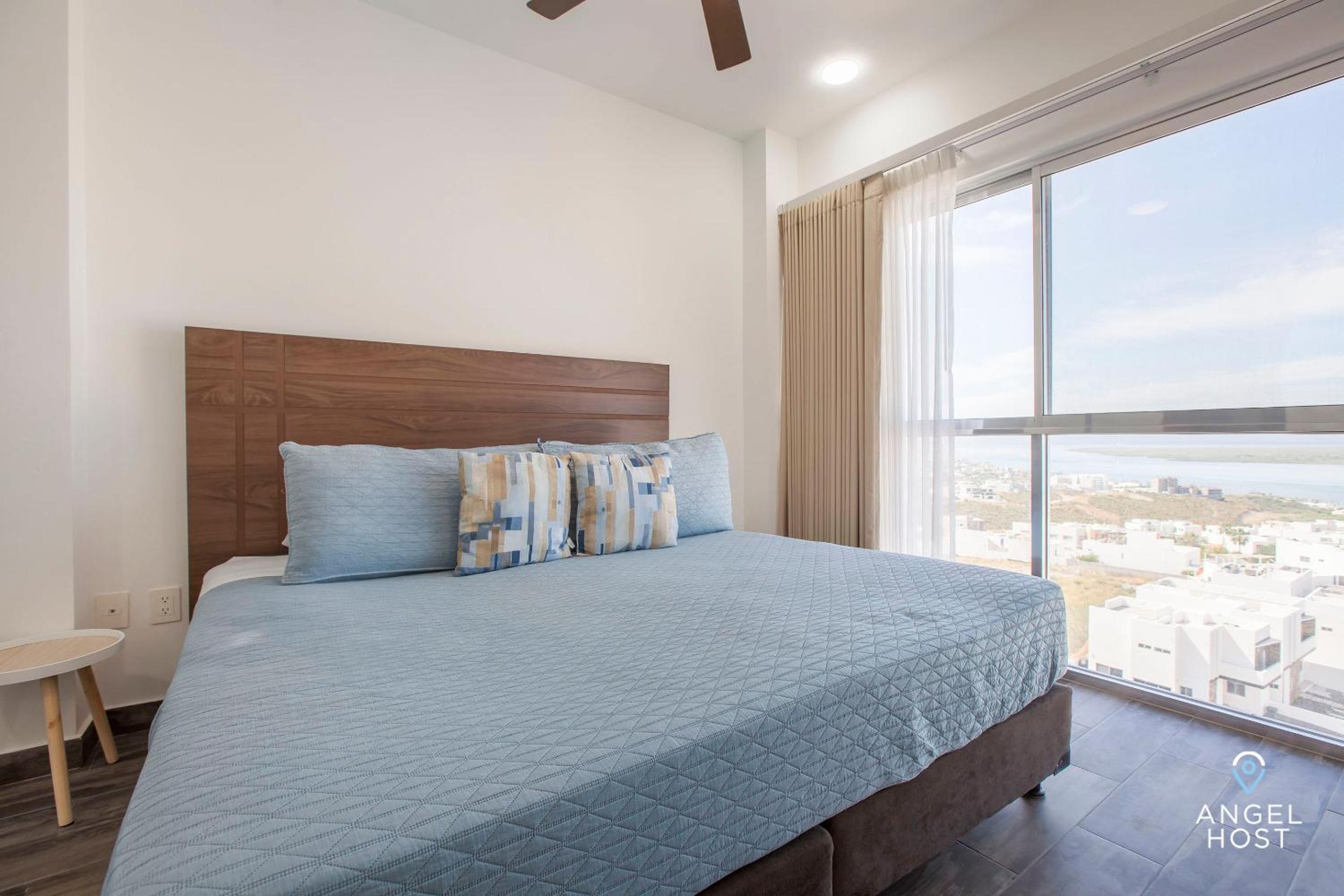Stylish Condo with Pools Gym Sunset Bay Views