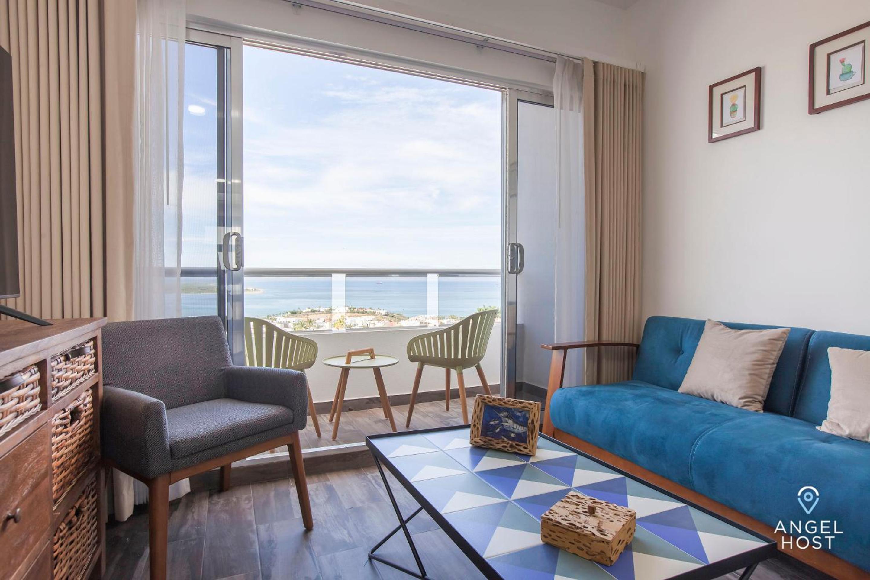 Stylish Condo with Pools Gym Sunset Bay Views