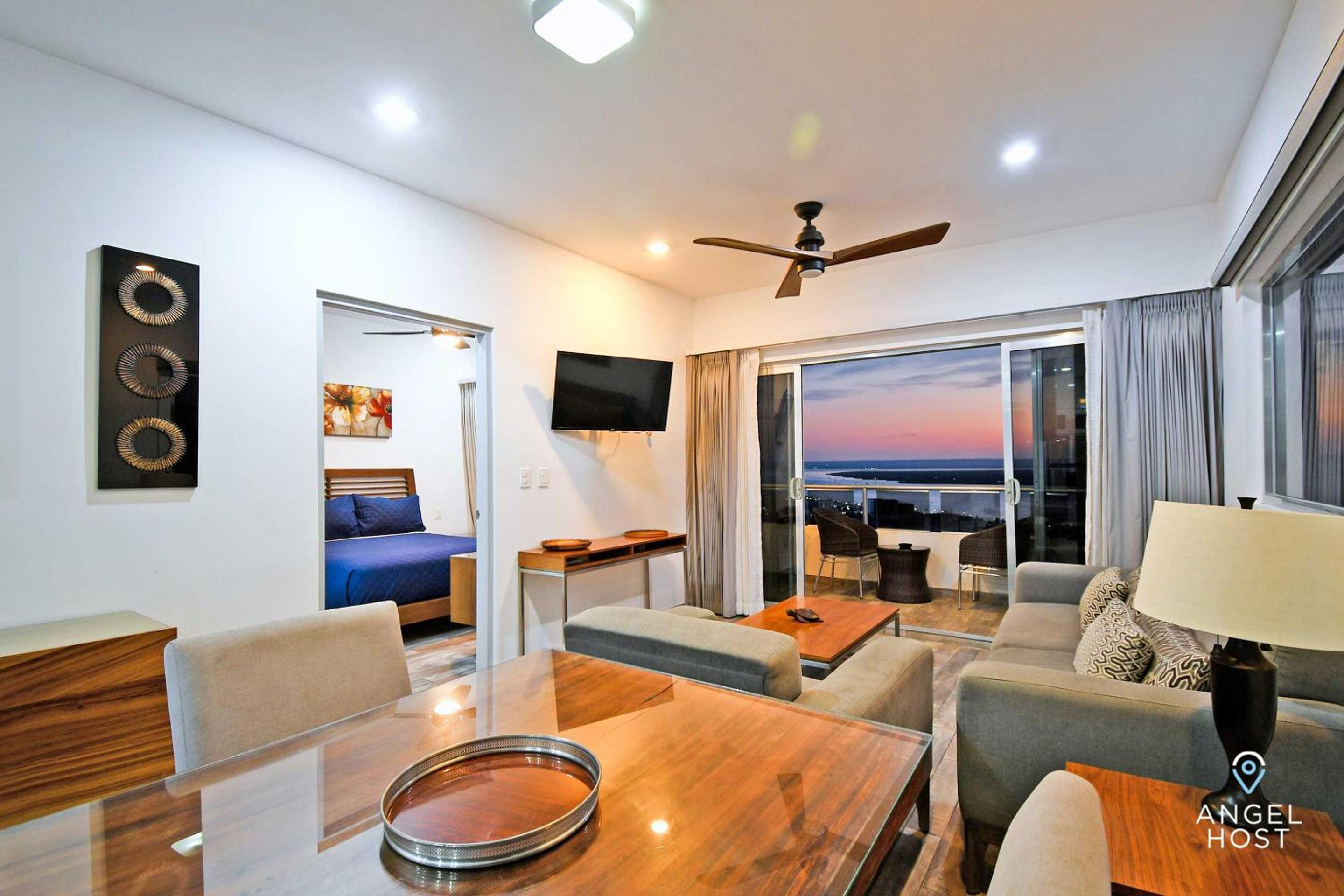 Stylish Condo with Pools Gym Sunset Bay Views