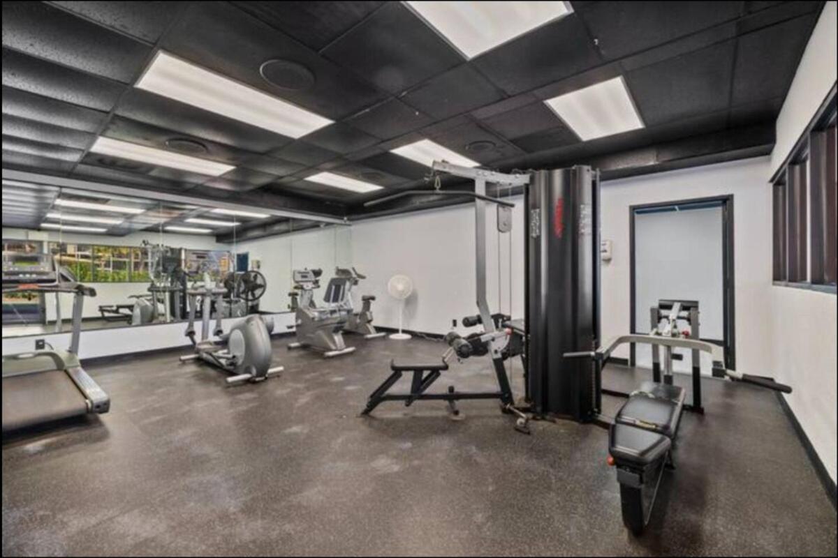 Ocean & Pool View - Top Floor - 2 Pools - Hot Tub - GYM - Tennis ct - SS03