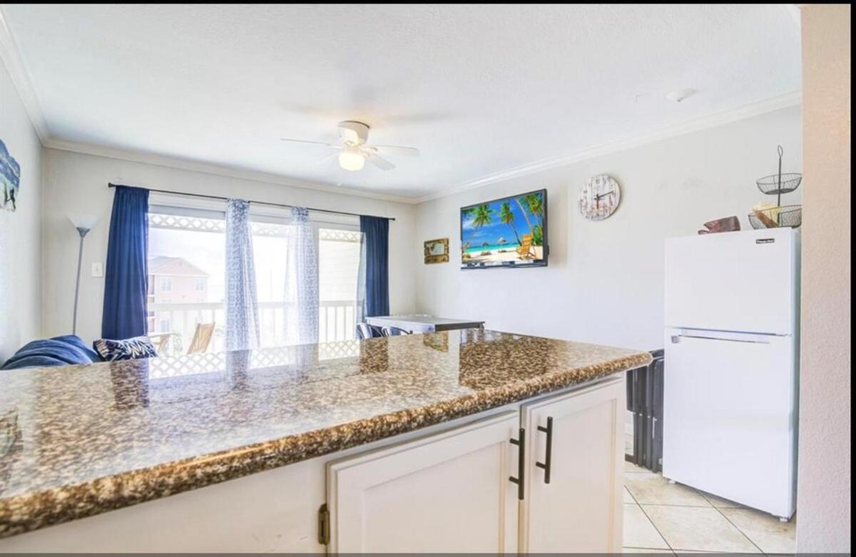 Ocean & Pool View - Top Floor - 2 Pools - Hot Tub - GYM - Tennis ct - SS03