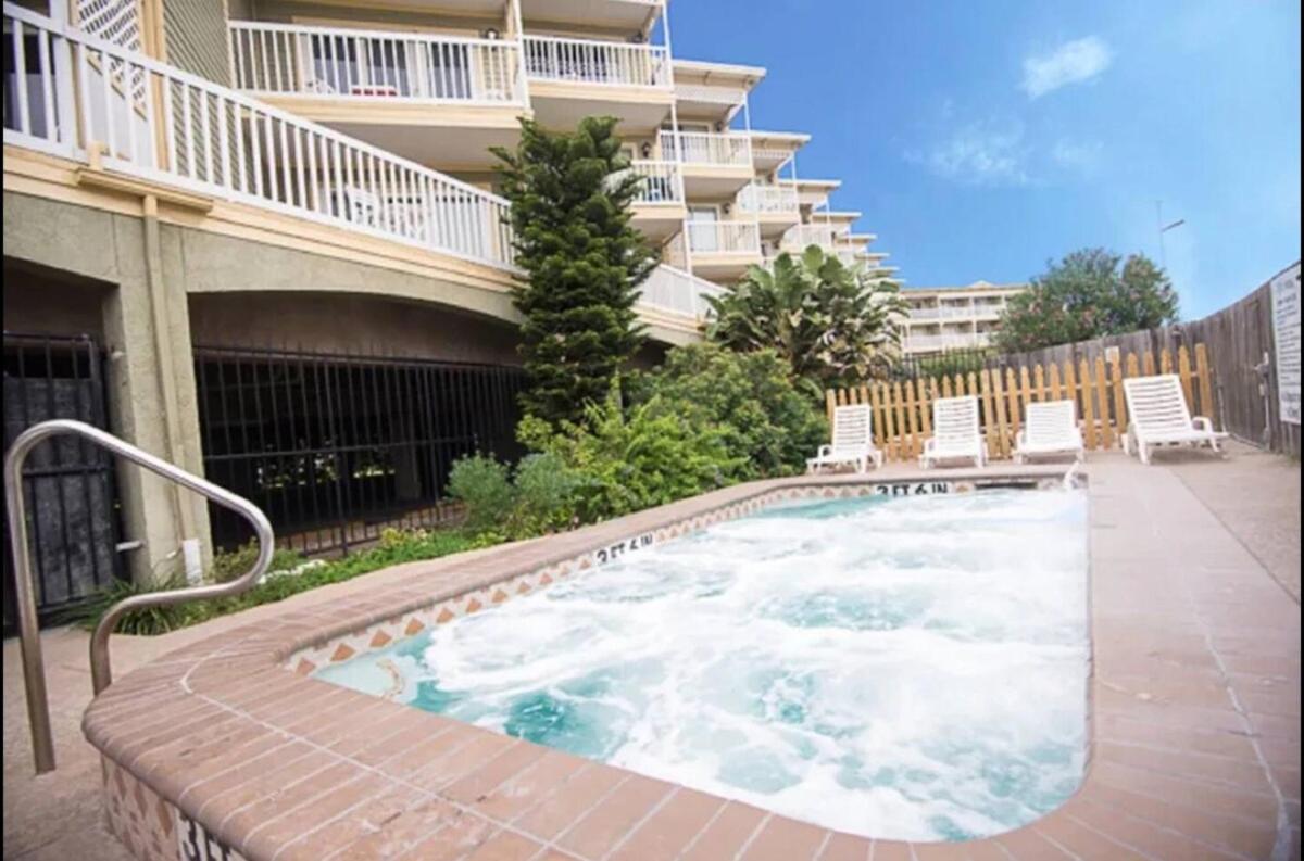 Ocean & Pool View - Top Floor - 2 Pools - Hot Tub - GYM - Tennis ct - SS03