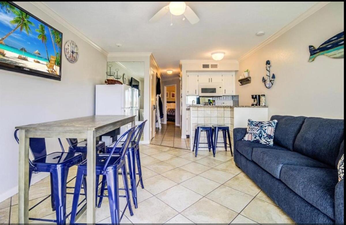 Ocean & Pool View - Top Floor - 2 Pools - Hot Tub - GYM - Tennis ct - SS03