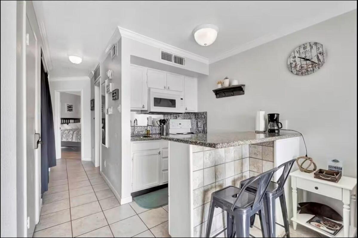 Ocean & Pool View - Top Floor - 2 Pools - Hot Tub - GYM - Tennis ct - SS03