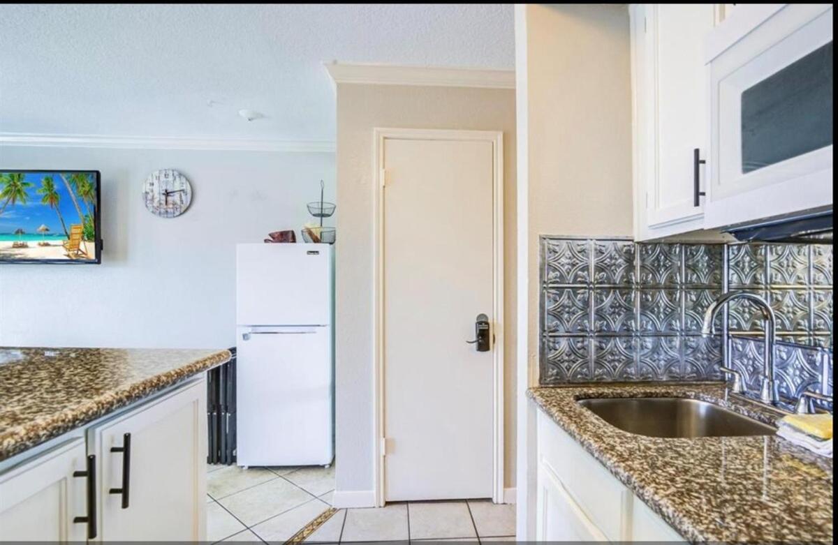 Ocean & Pool View - Top Floor - 2 Pools - Hot Tub - GYM - Tennis ct - SS03