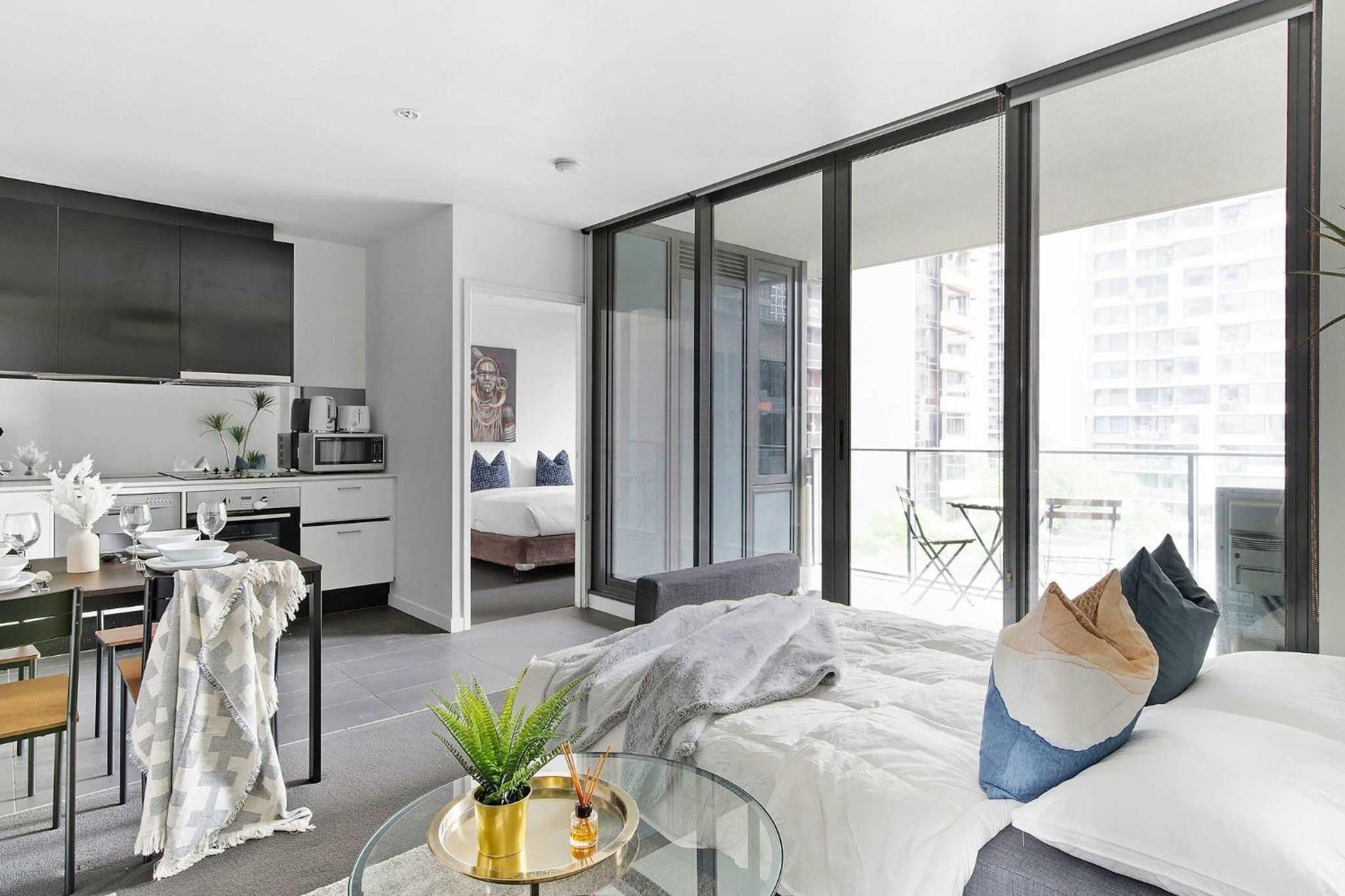 Spacious 2BR Apt Walk to Southern Cross Station