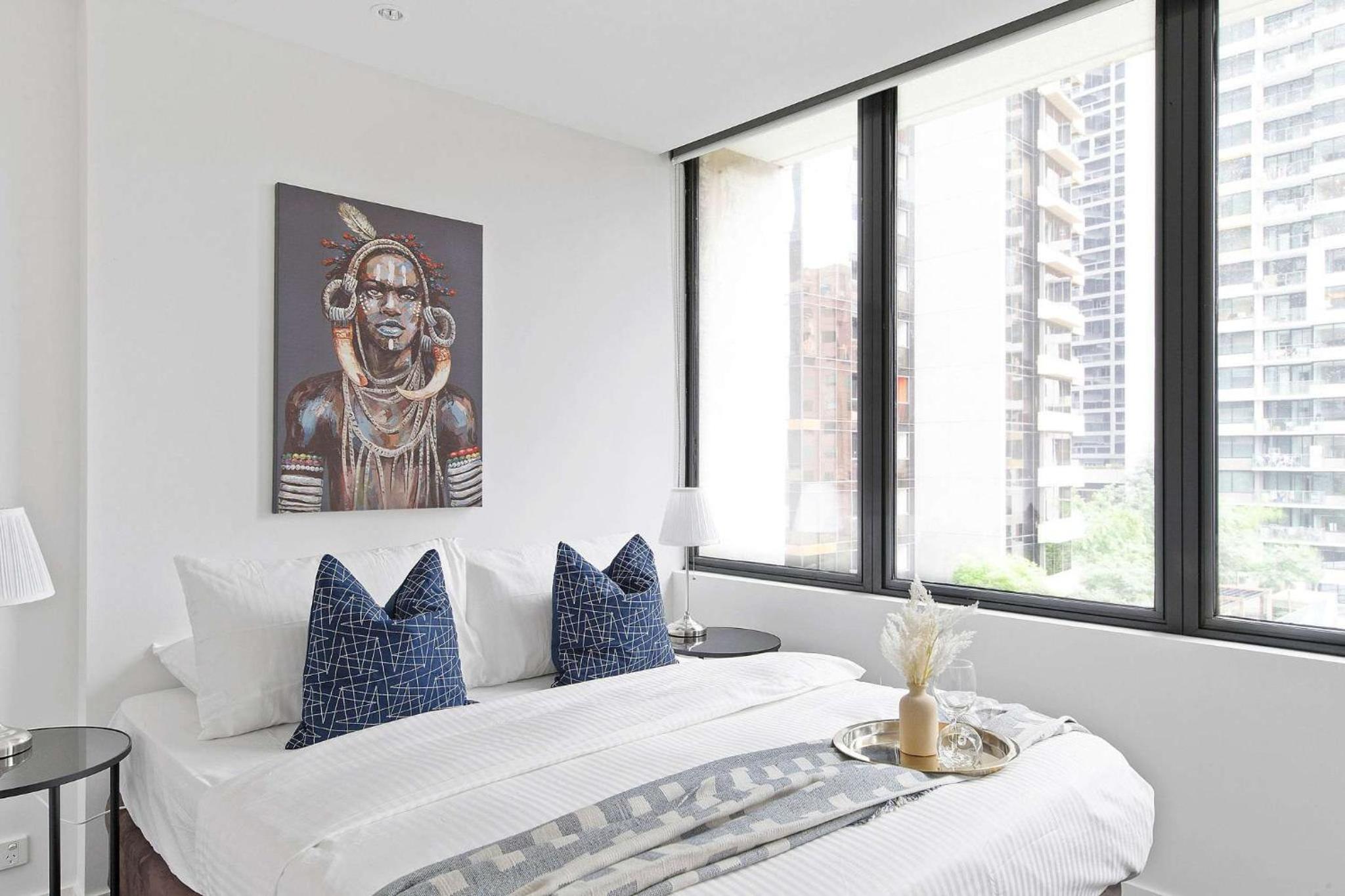Spacious 2BR Apt Walk to Southern Cross Station