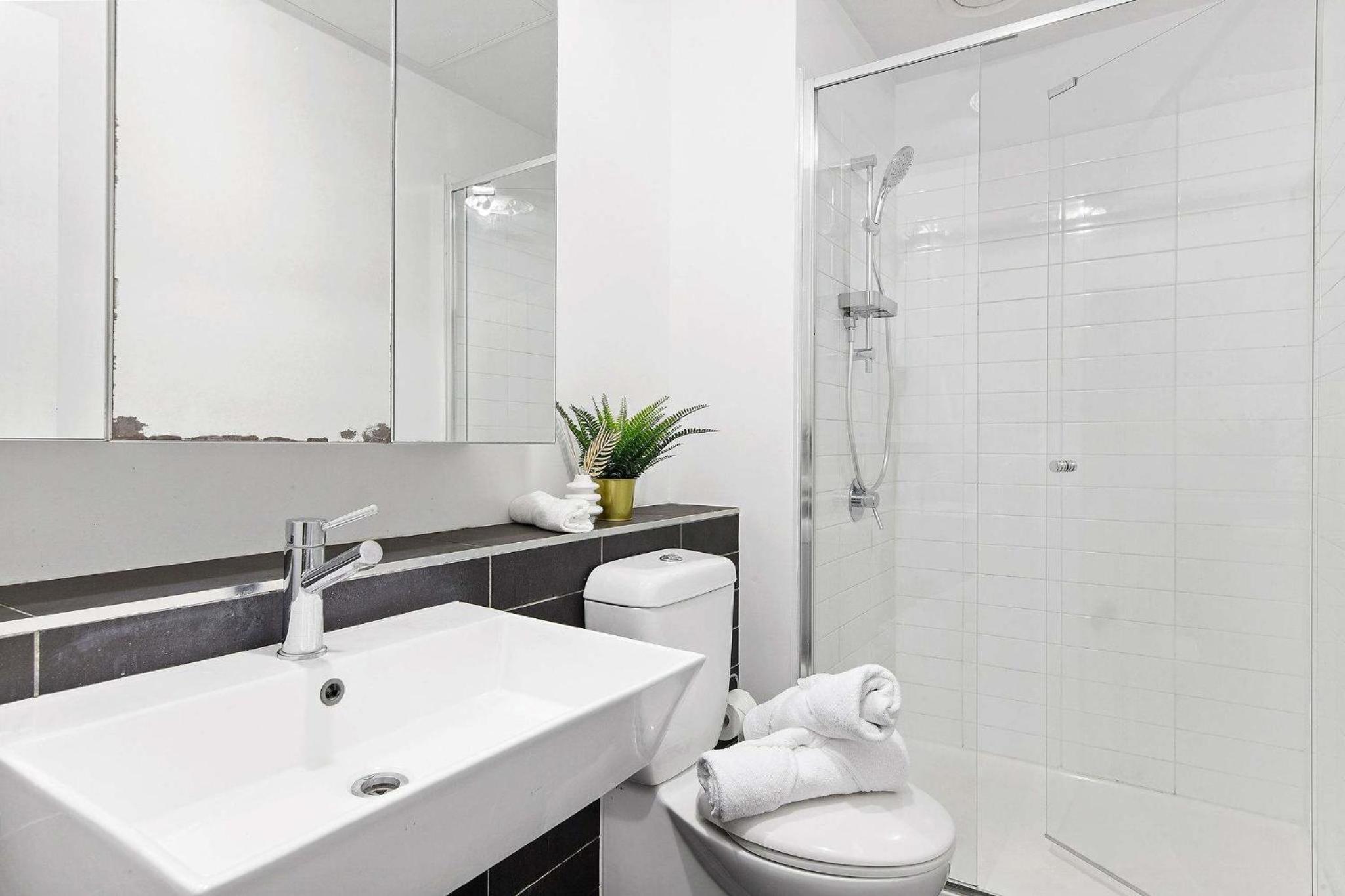 Spacious 2BR Apt Walk to Southern Cross Station