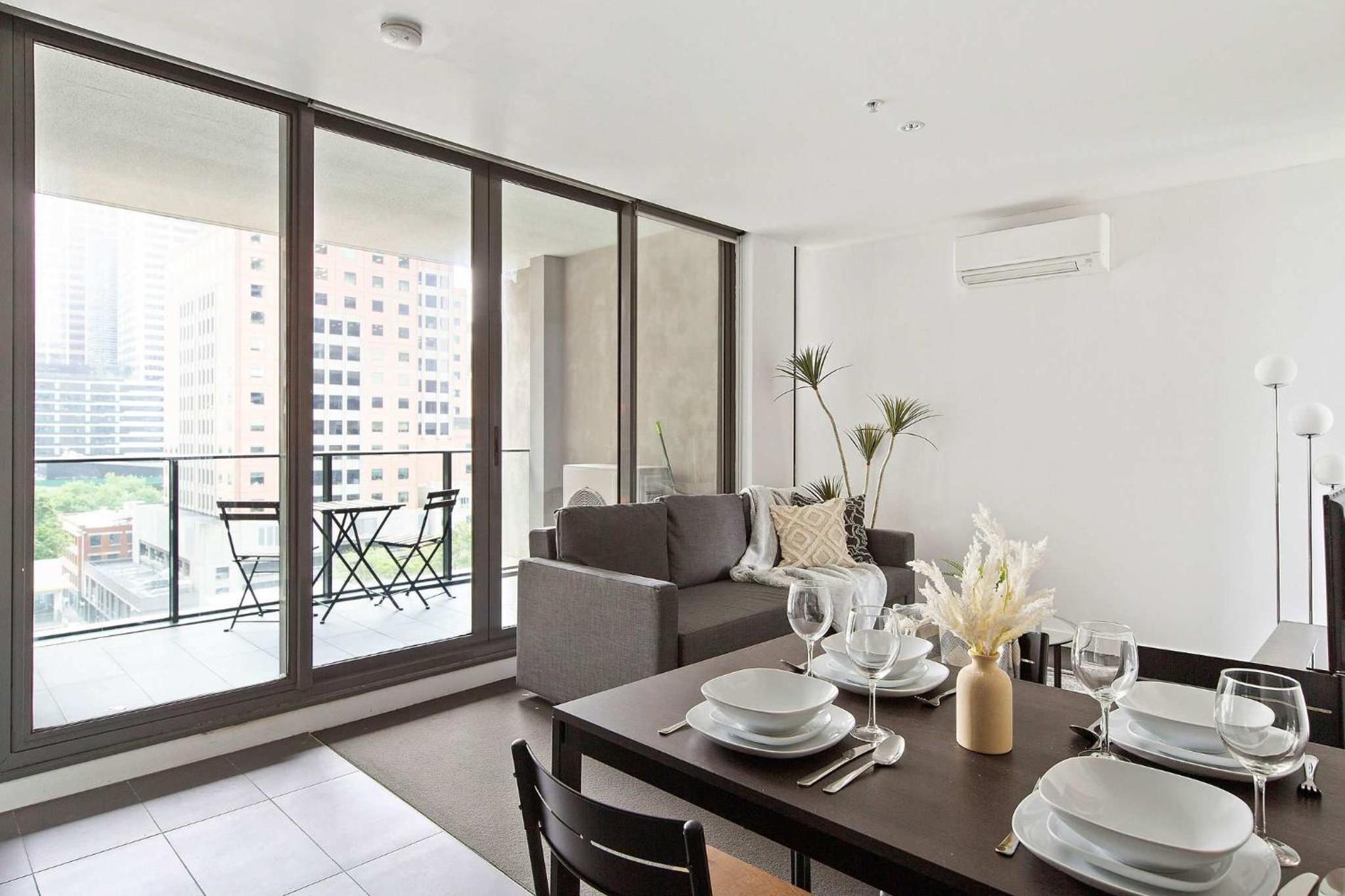 Spacious 2BR Apt Walk to Southern Cross Station