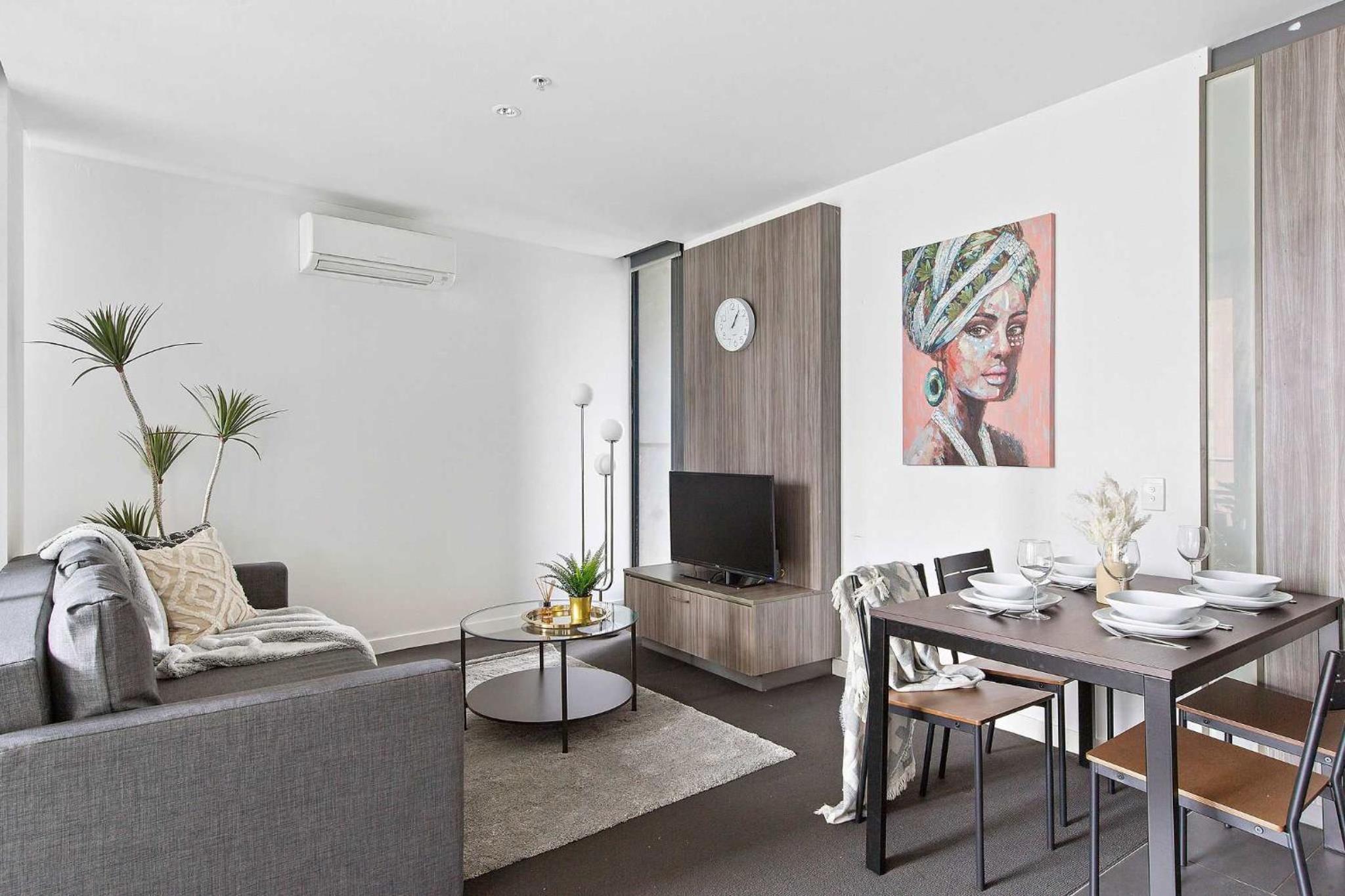 Spacious 2BR Apt Walk to Southern Cross Station