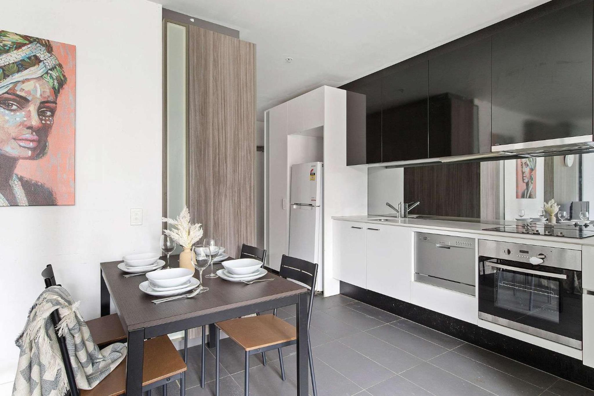 Spacious 2BR Apt Walk to Southern Cross Station
