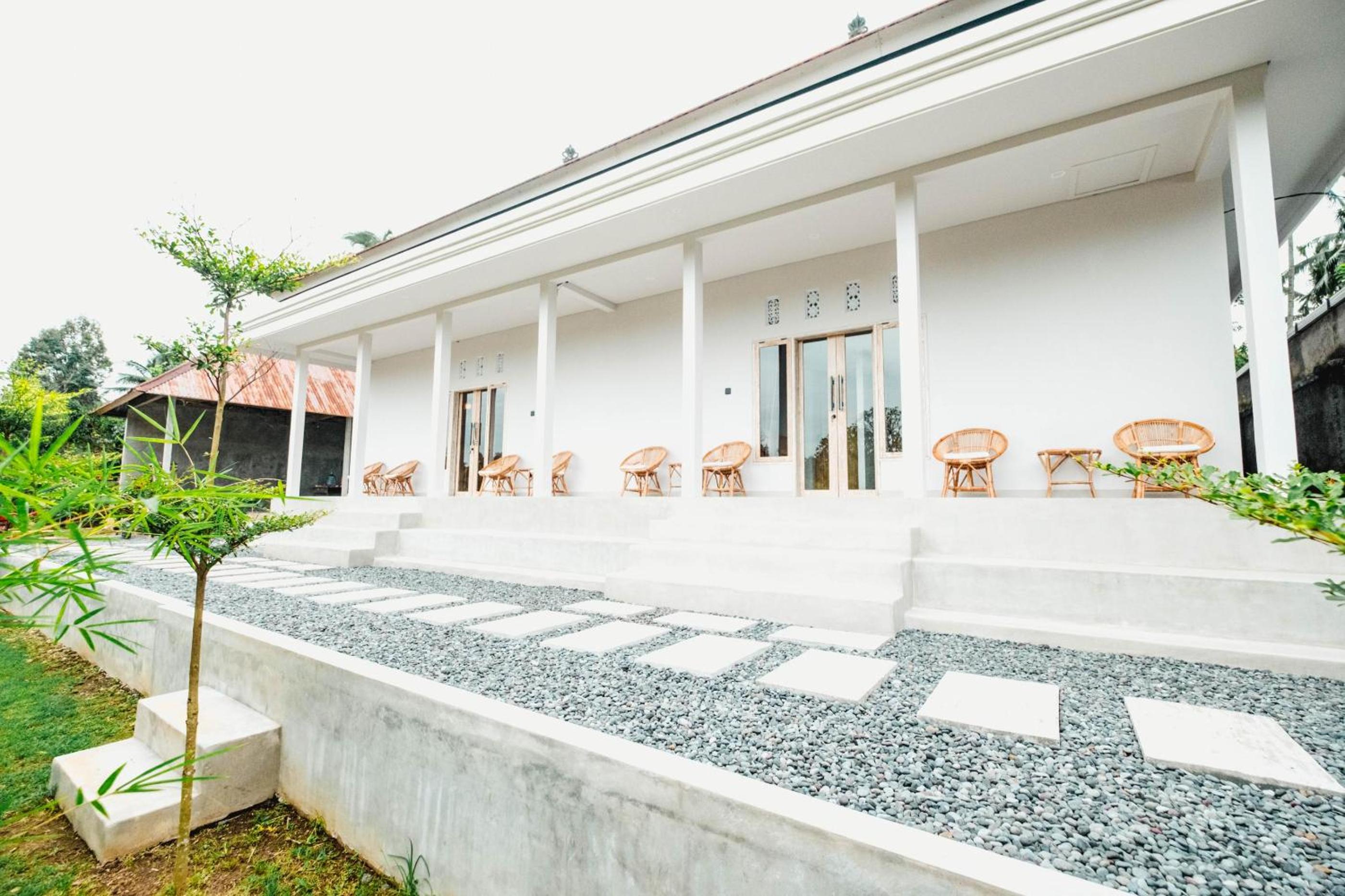 Queenara Local House