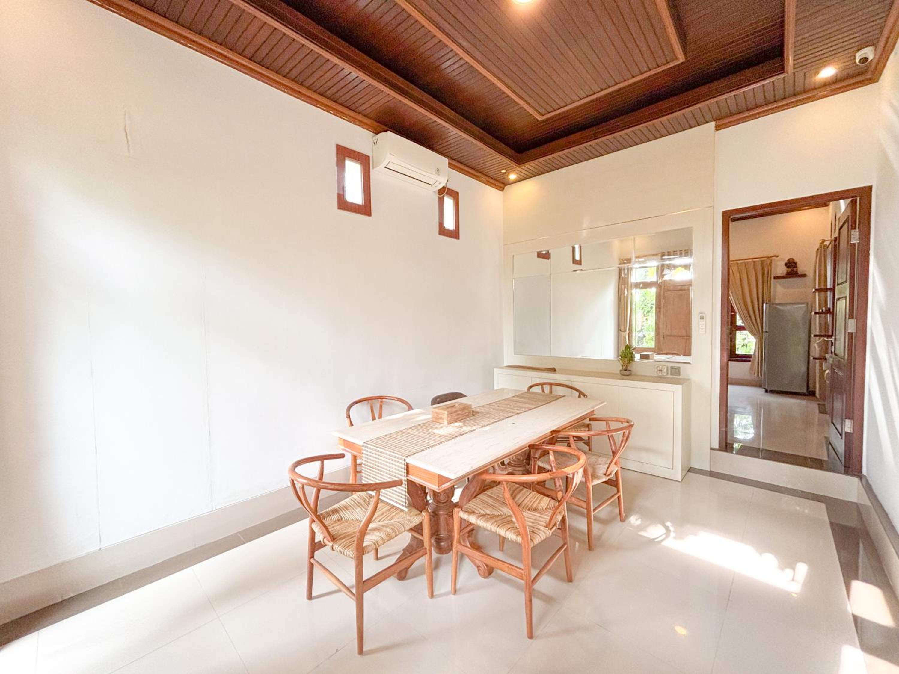 Swikara White House