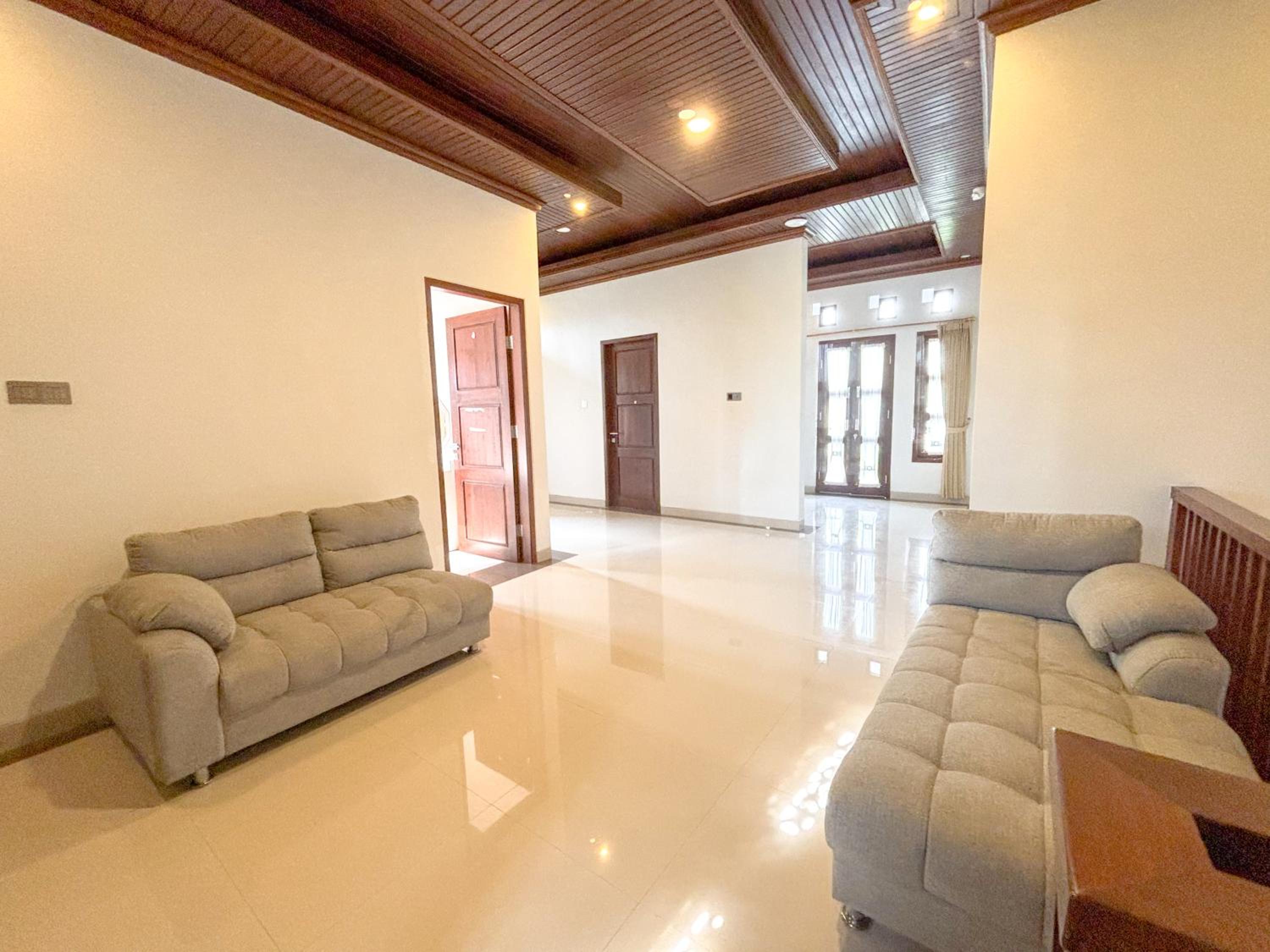 Swikara White House