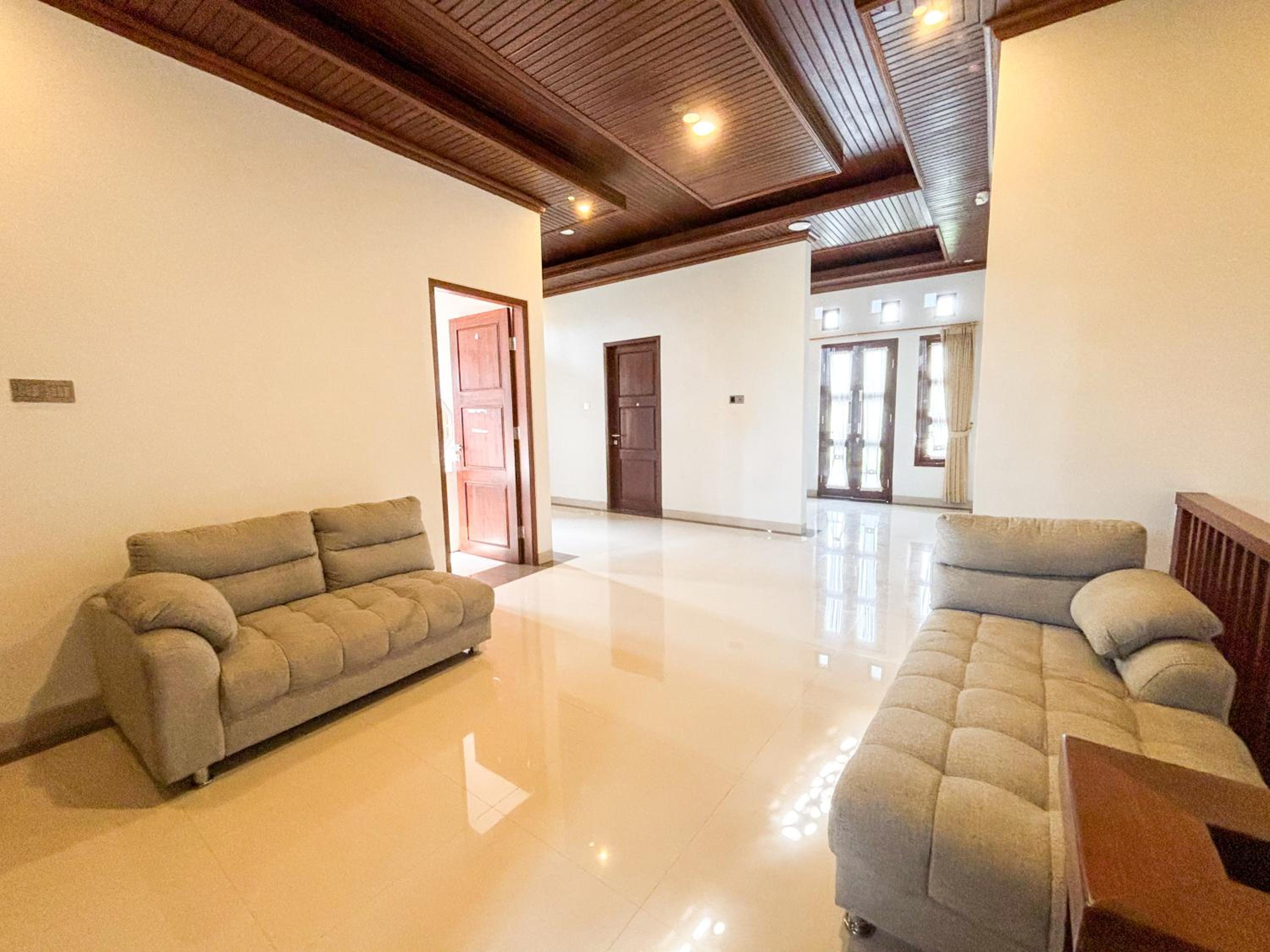 Swikara White House