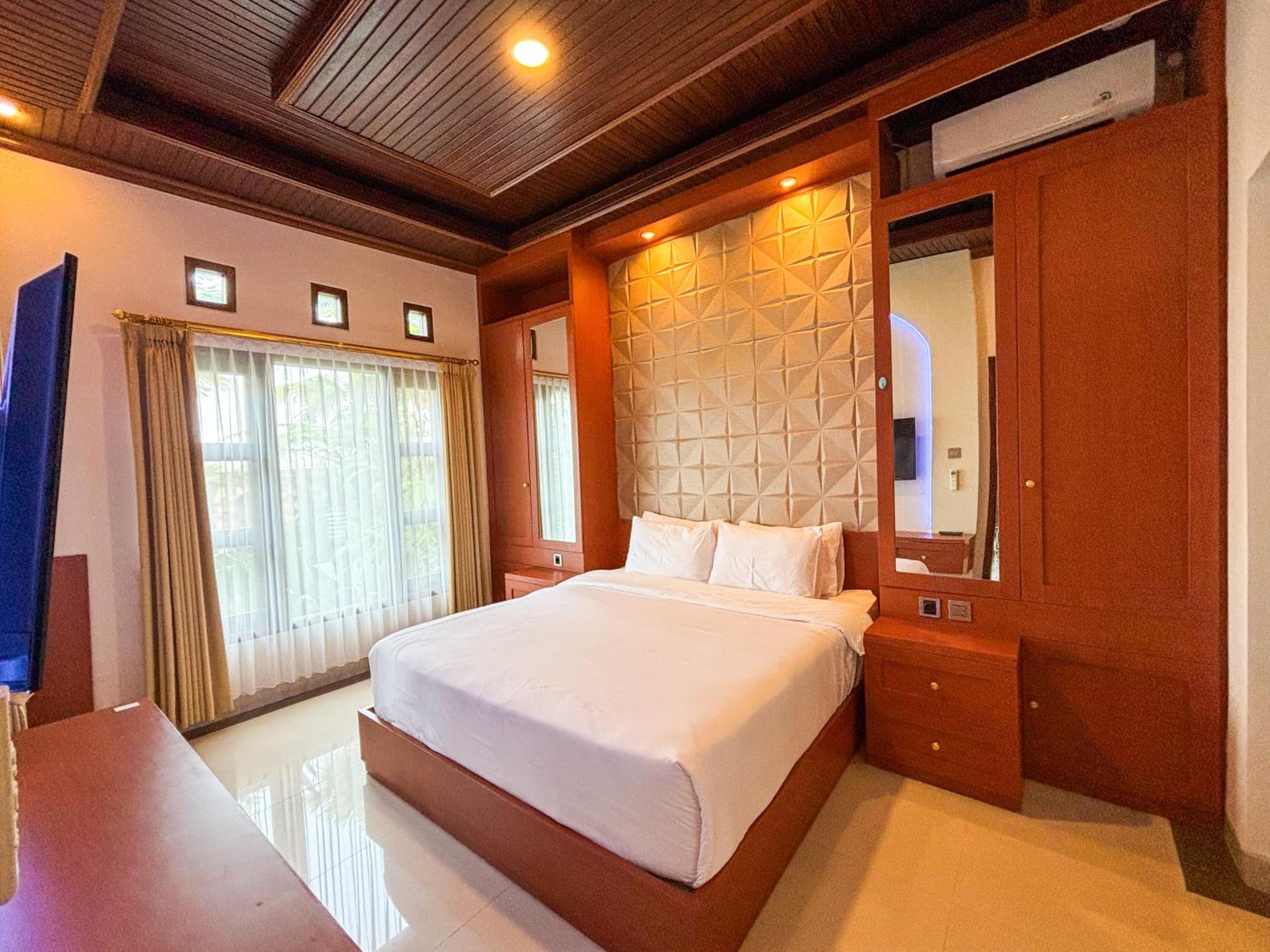 Swikara White House