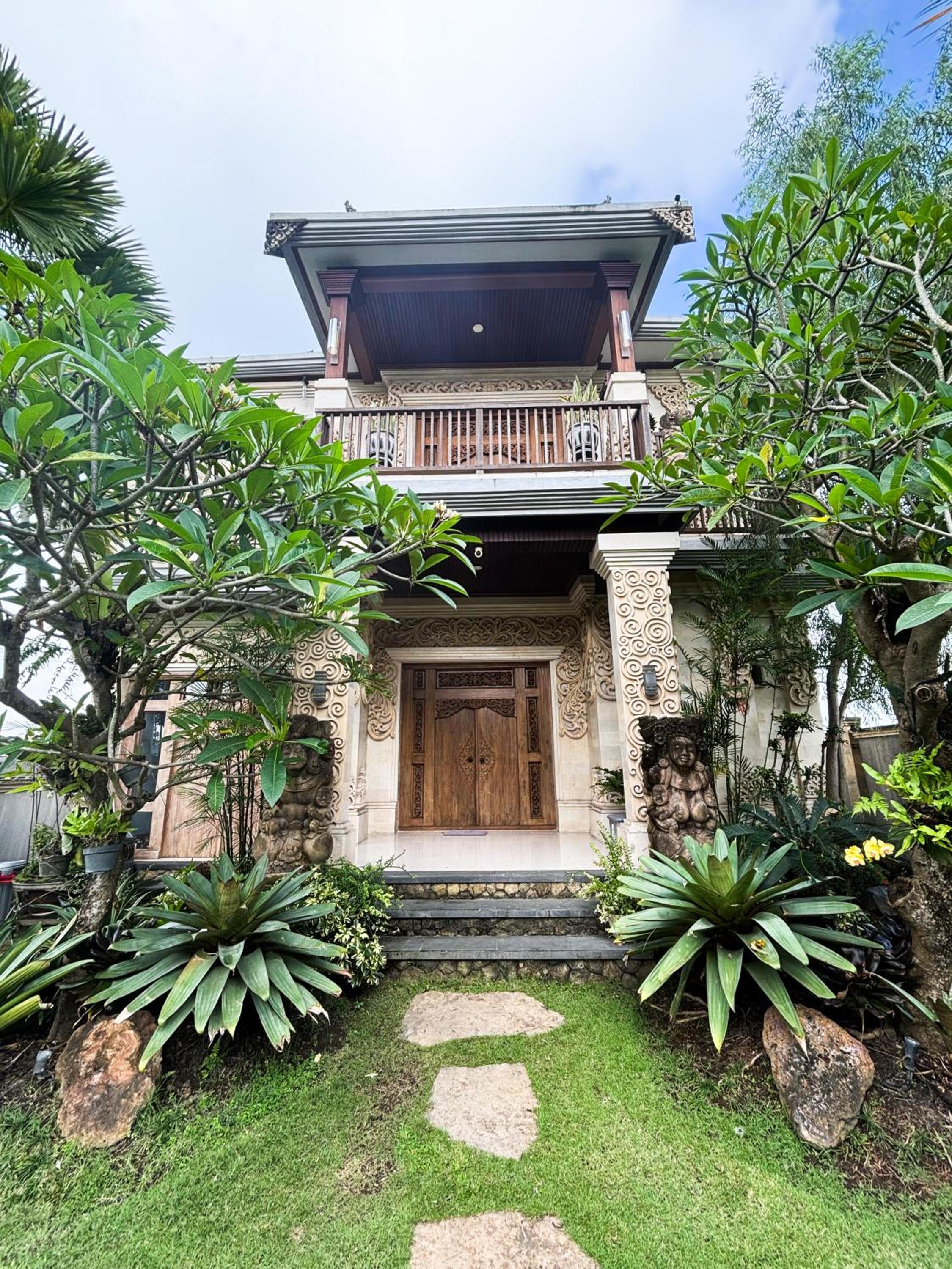 Swikara White House