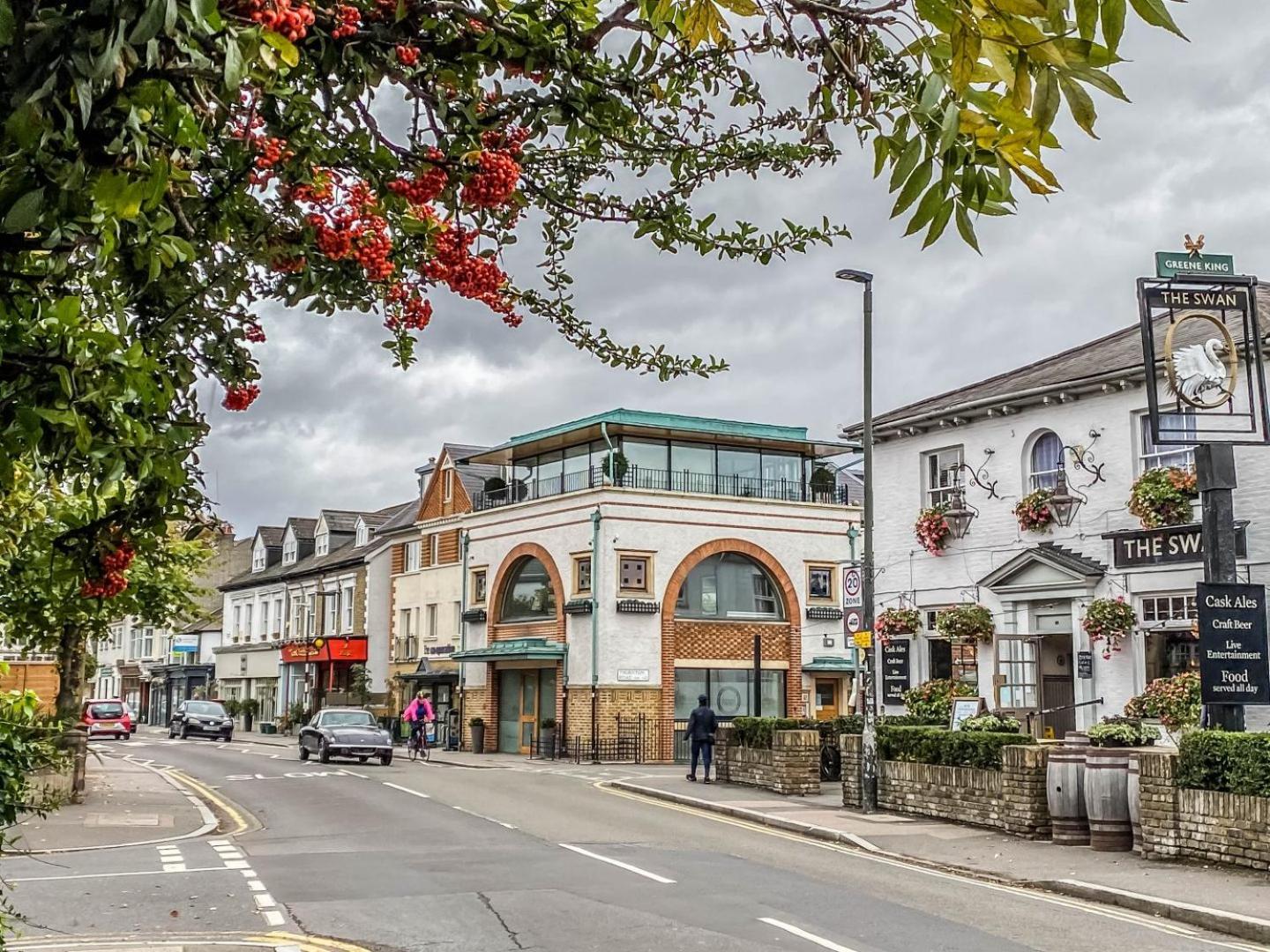 Charming Wimbledon 3-Bed Apt with Outdoor Area