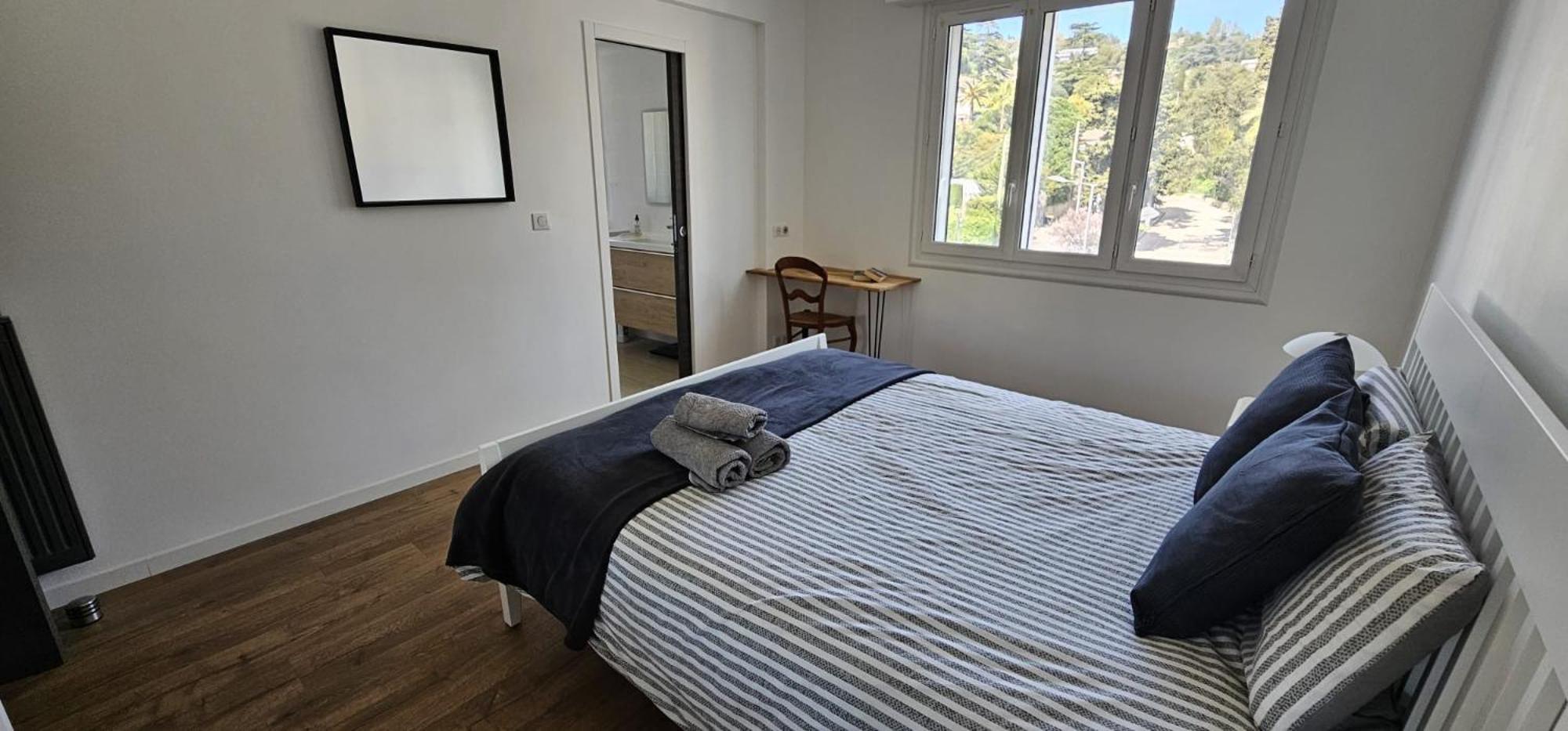 Cannes Beach Access, Private Room in Shared 3-Bedroom Apartment, Private Bathroom, Living Room with Sea View Suite Parentale salle de bain privée accès pla
