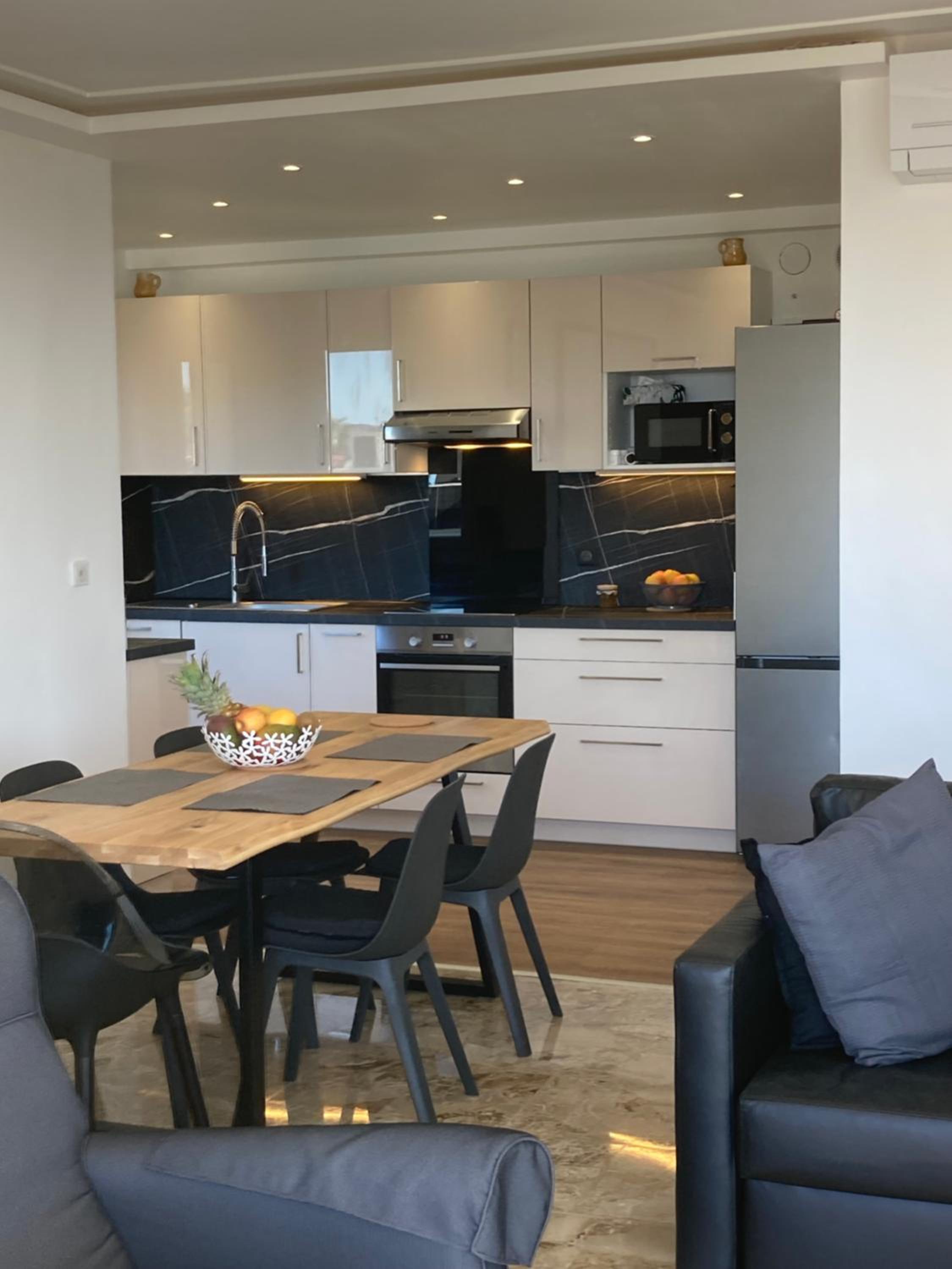 Cannes Beach Access, Private Room in Shared 3-Bedroom Apartment, Private Bathroom, Living Room with Sea View Suite Parentale salle de bain privée accès pla