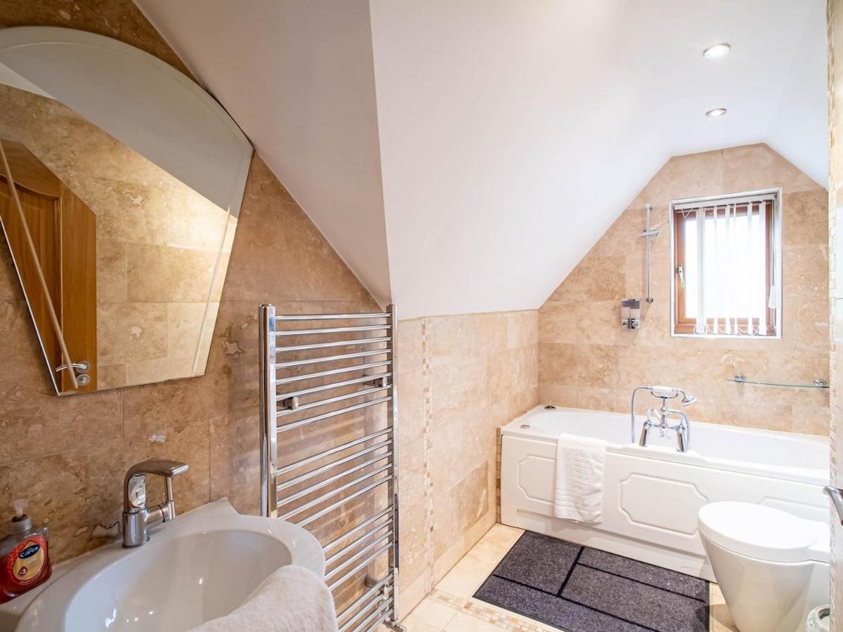 Exclusive 3-Bedroom Villa in Sheffield