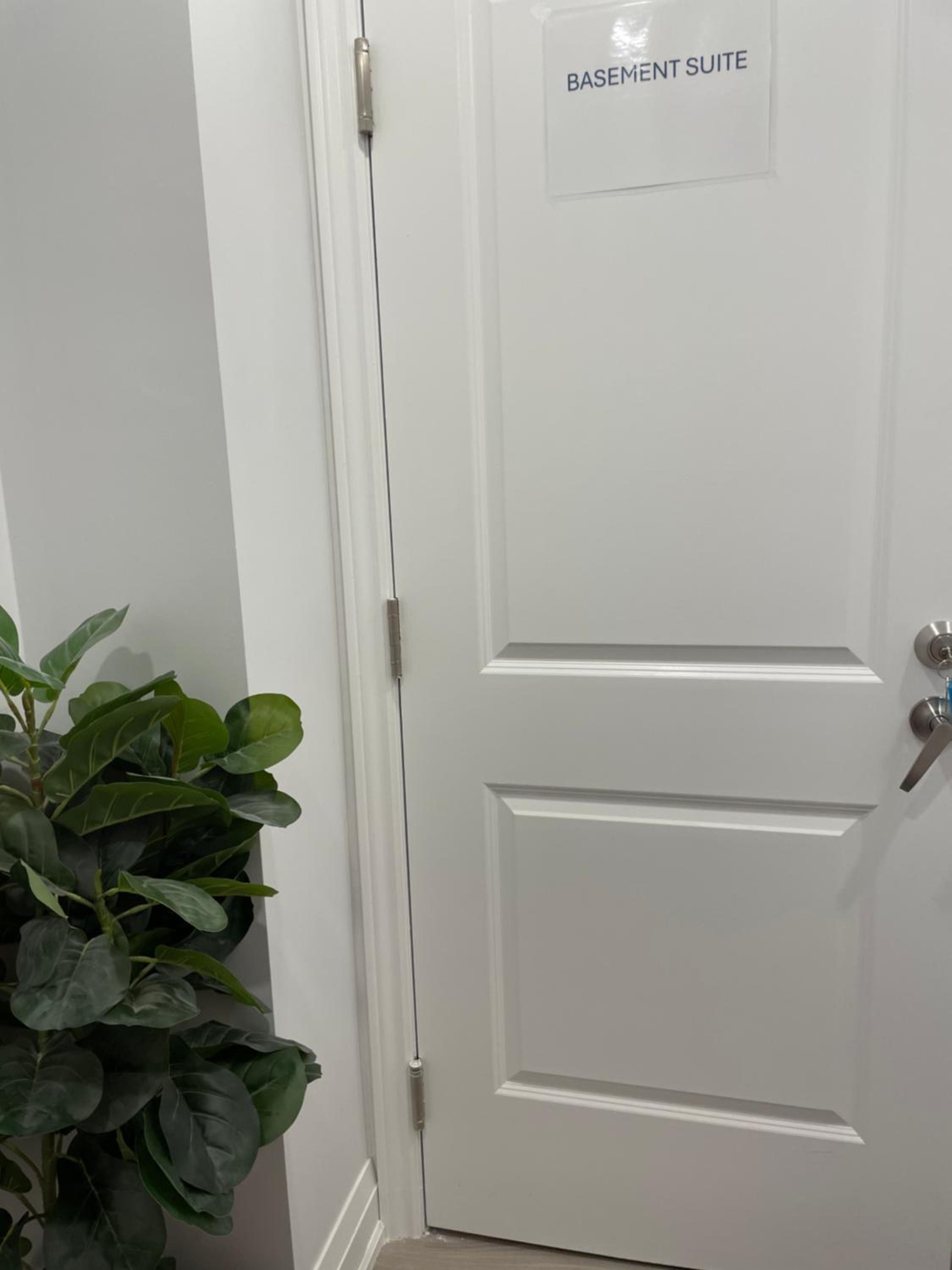 Cozy 2 Bedrooms Modern Basement Suite with Private entrance, Kitchen and parking