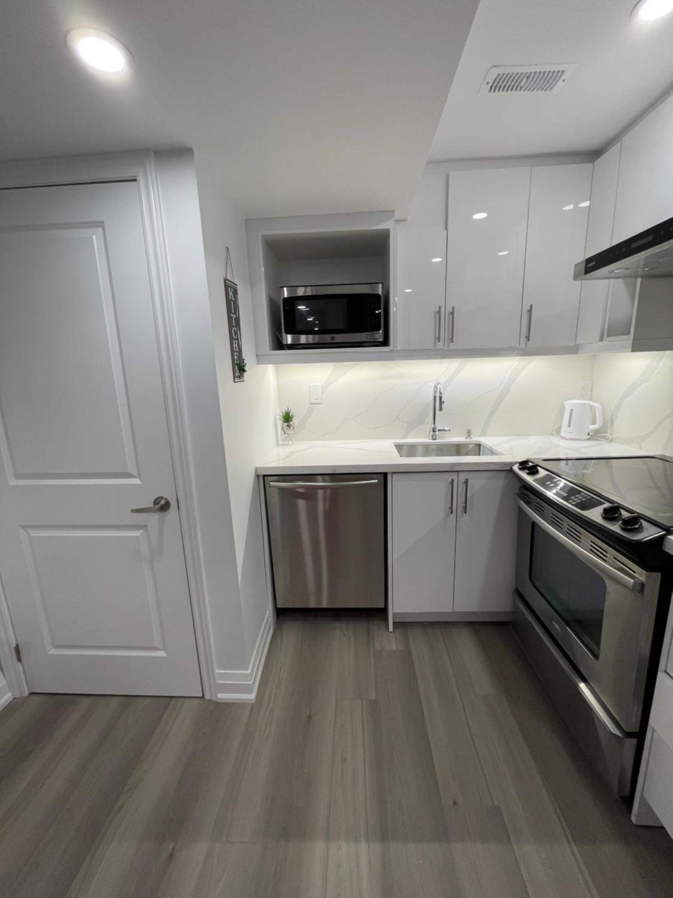 Cozy 2 Bedrooms Modern Basement Suite with Private entrance, Kitchen and parking
