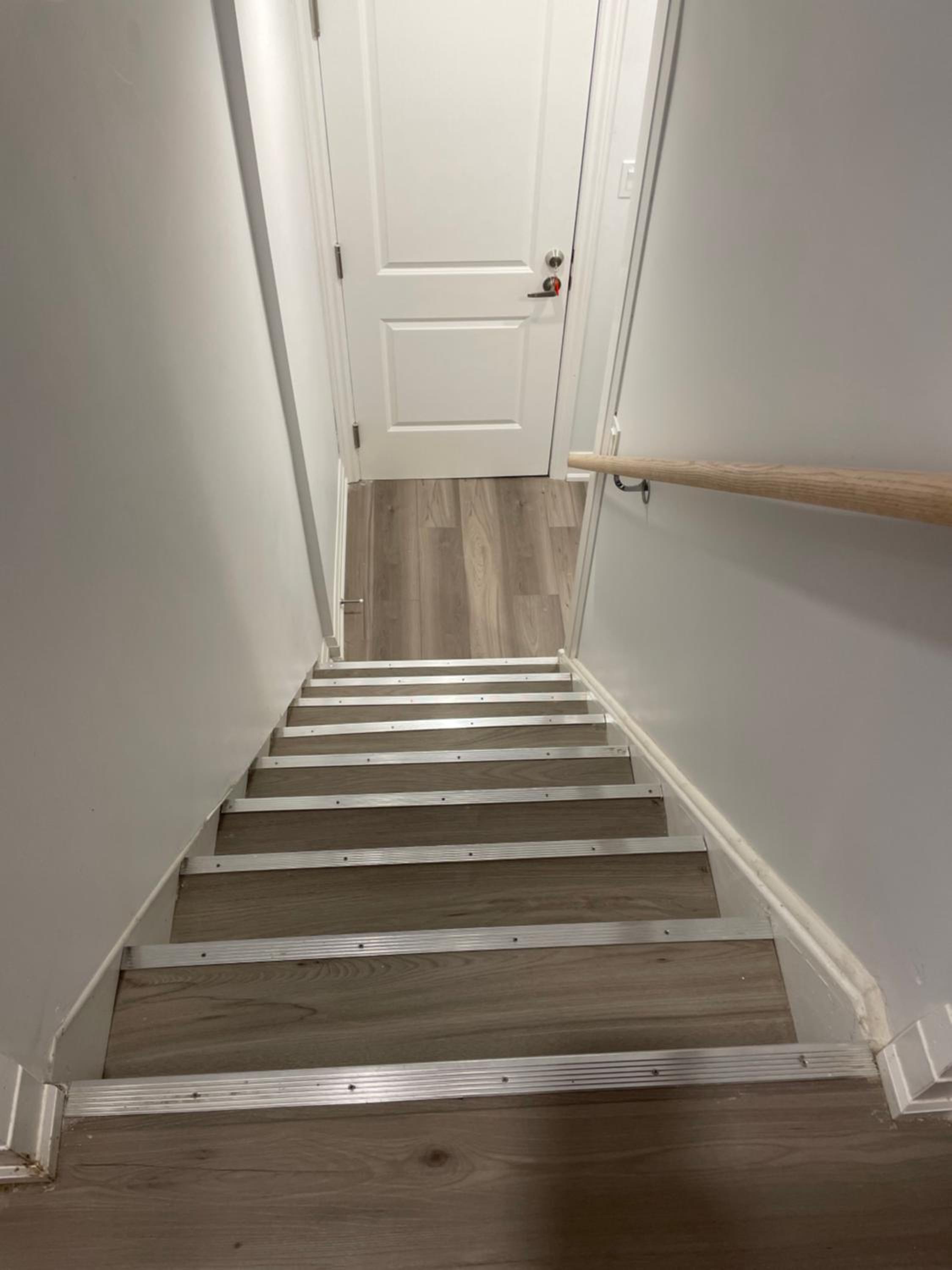 Cozy 2 Bedrooms Modern Basement Suite with Private entrance, Kitchen and parking