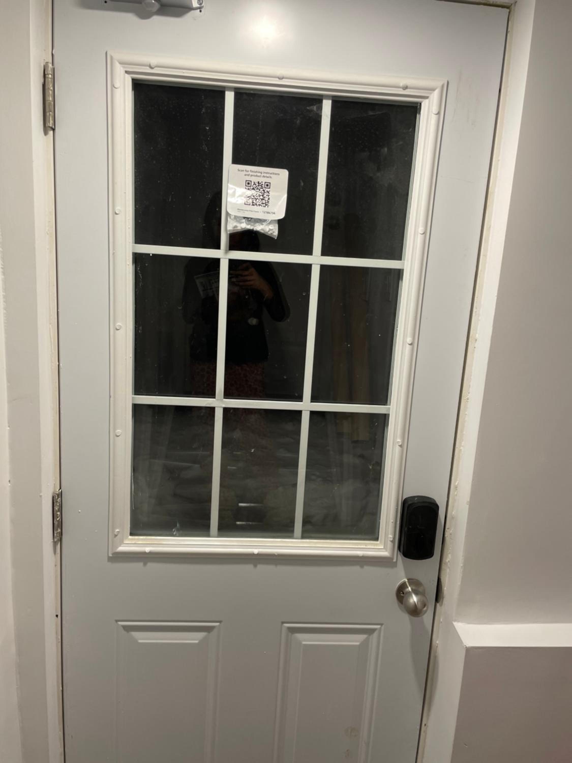 Cozy 2 Bedrooms Modern Basement Suite with Private entrance, Kitchen and parking