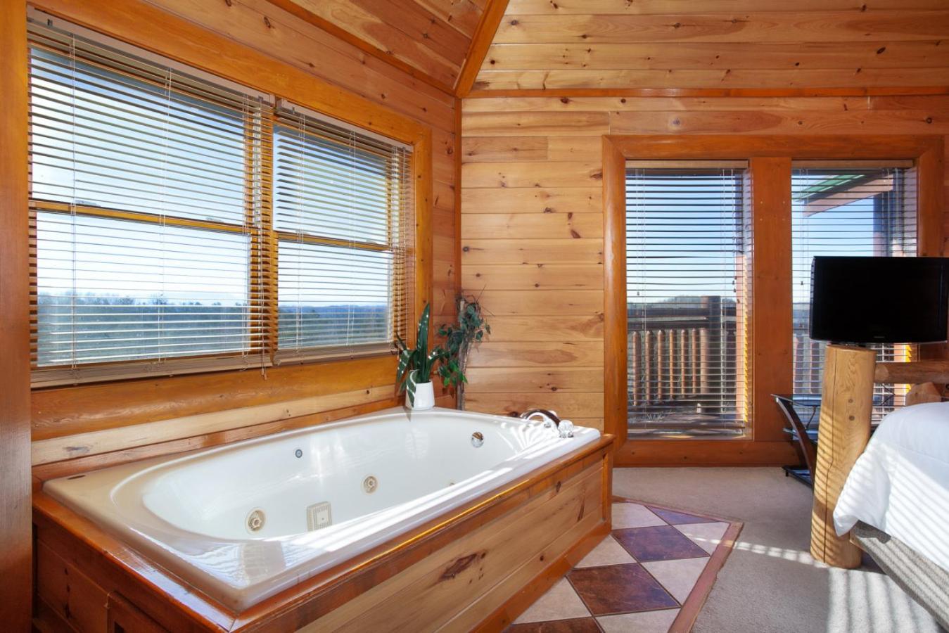 Galaxy Splash Hot Tub Pool Theater and MTN Views