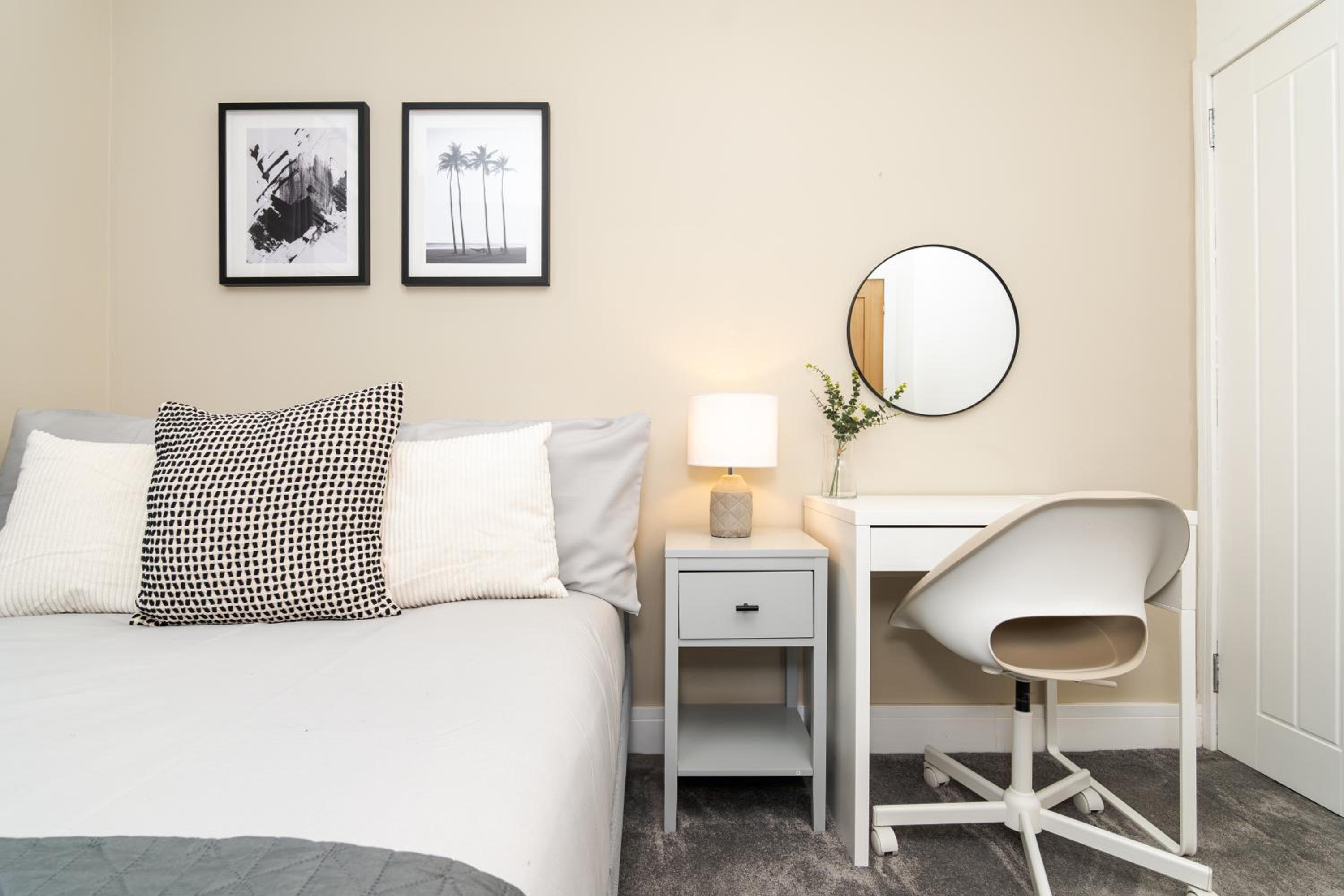 3 Bedroom House-Free Parking-by Holiday Homes