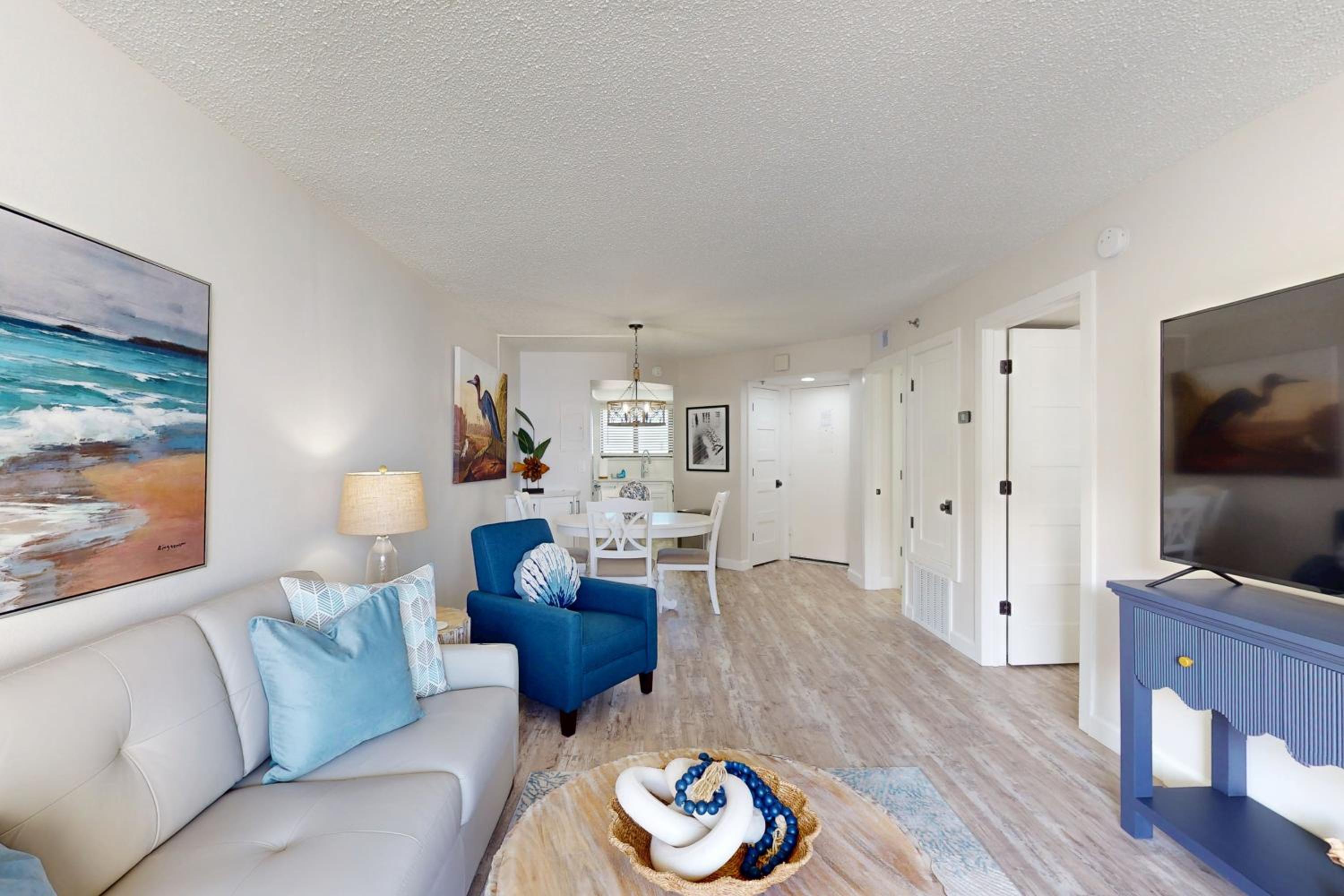 1BR Stylish Condo with Ocean Views, Pool