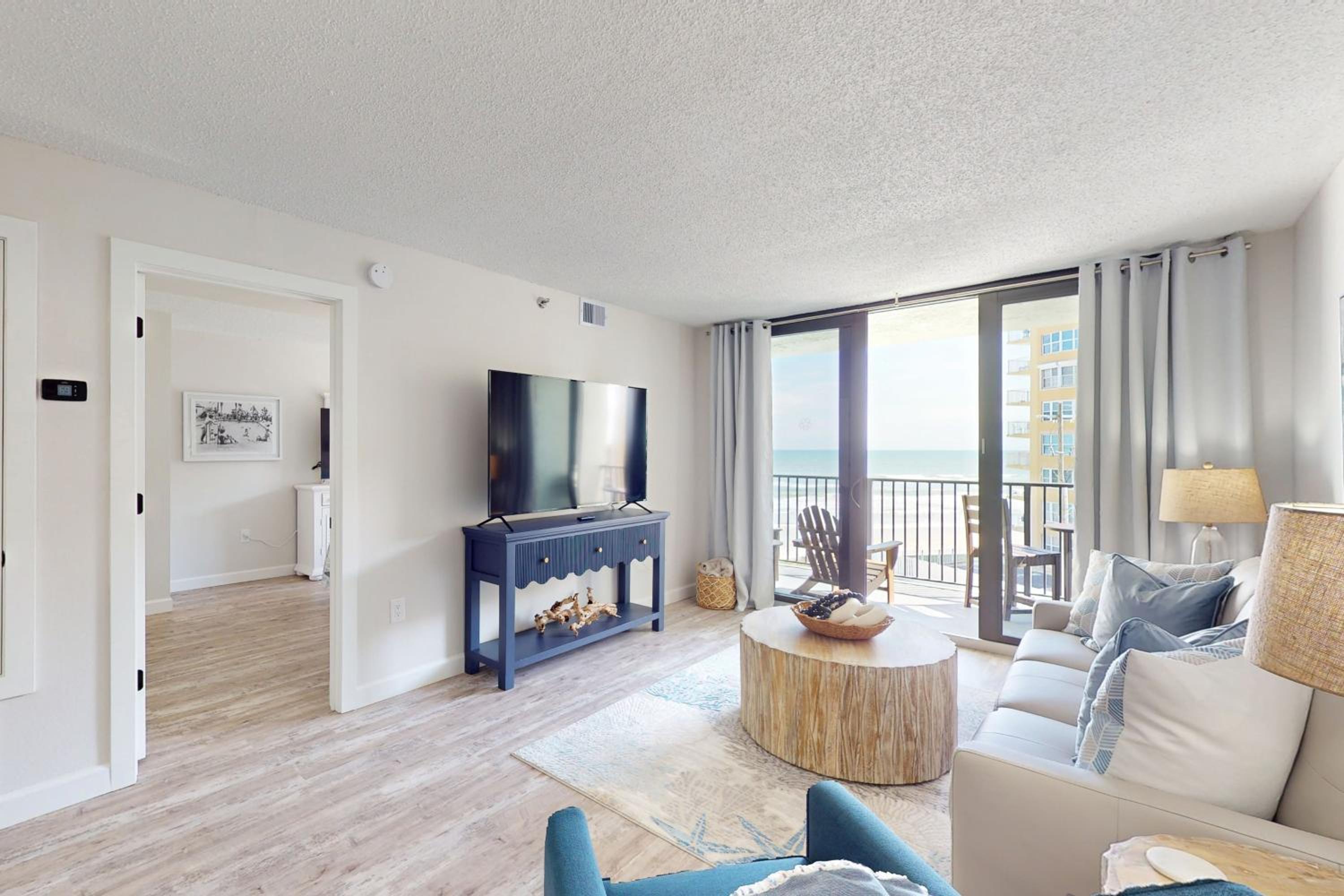 1BR Stylish Condo with Ocean Views, Pool