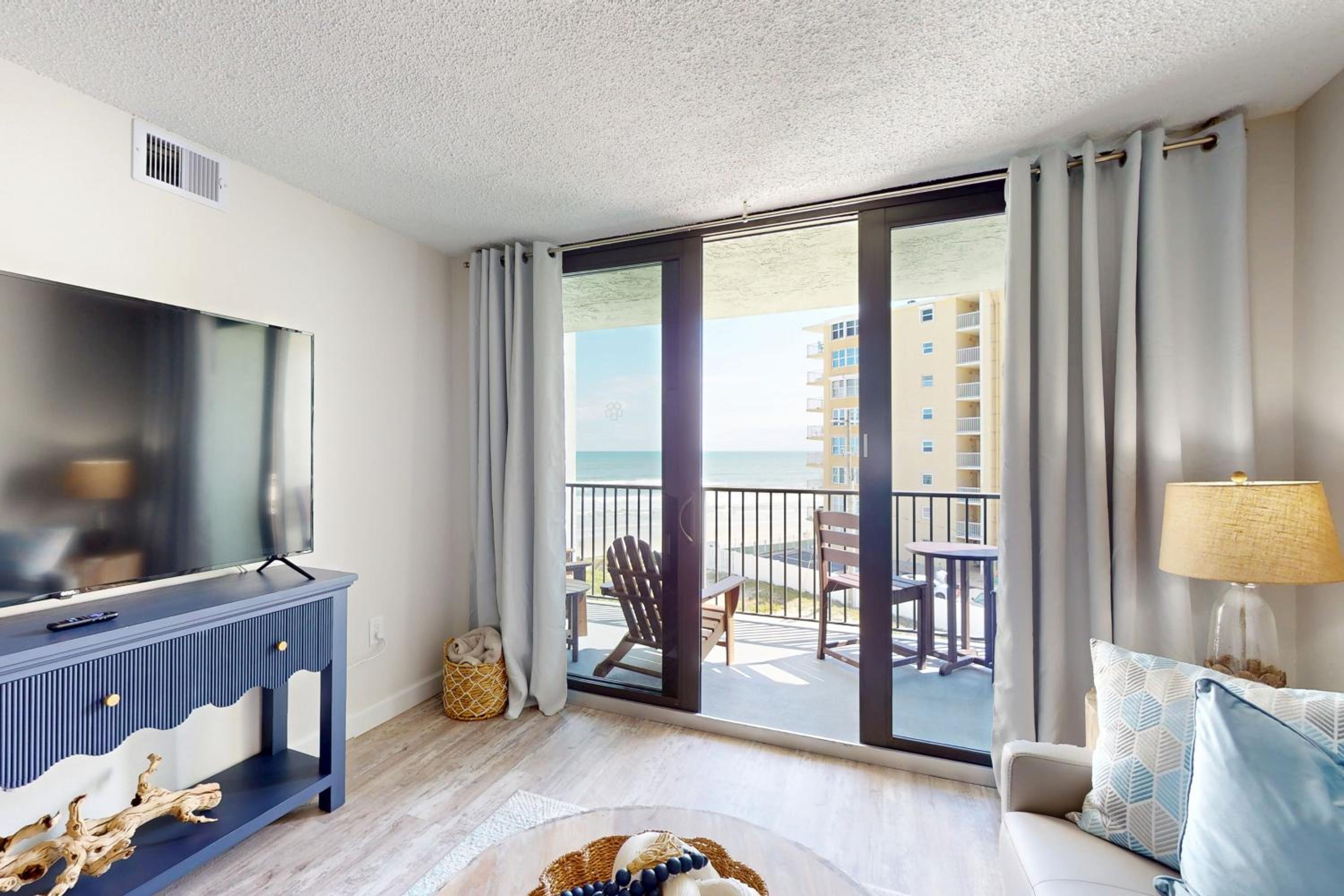 1BR Stylish Condo with Ocean Views, Pool