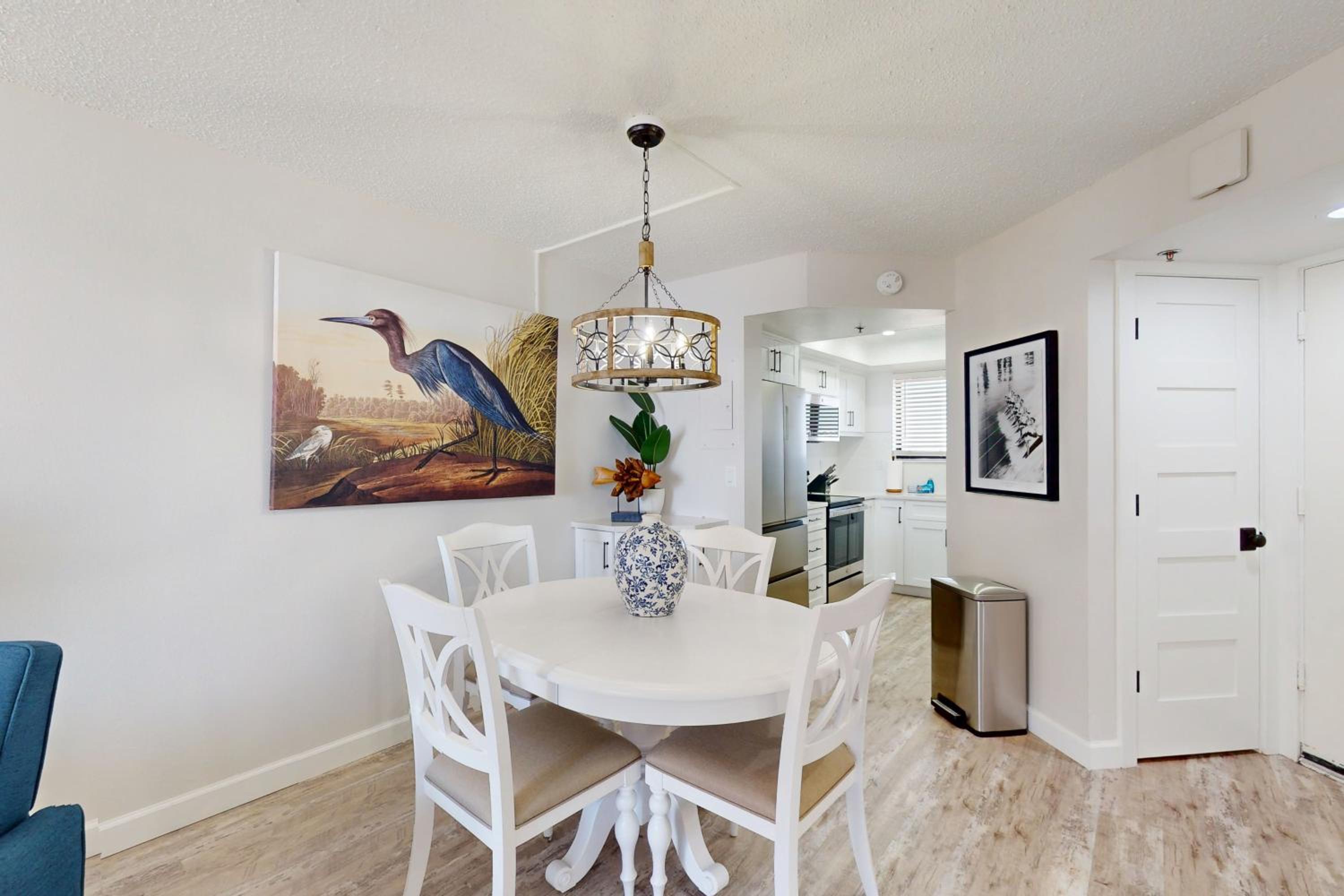 1BR Stylish Condo with Ocean Views, Pool