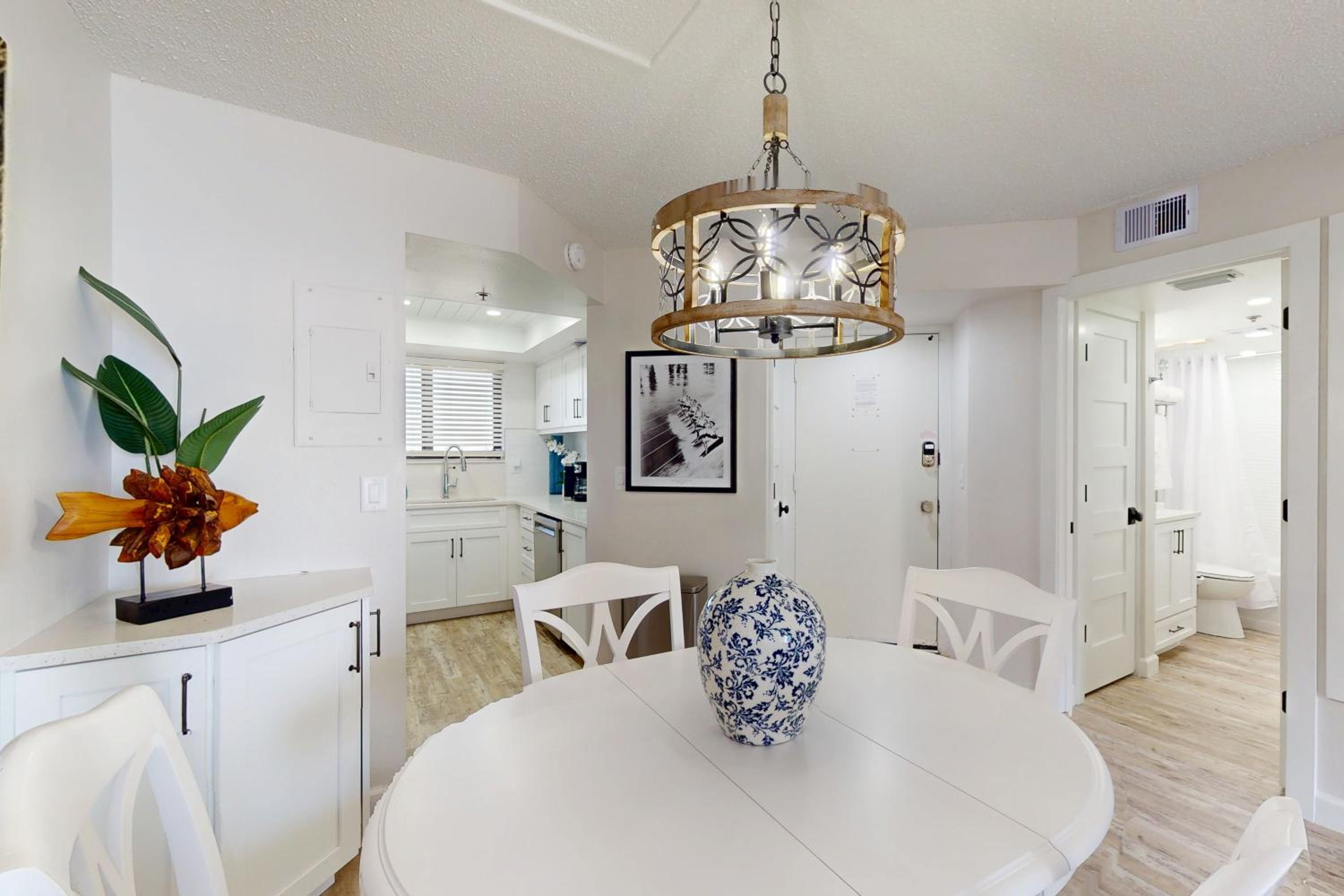 1BR Stylish Condo with Ocean Views, Pool