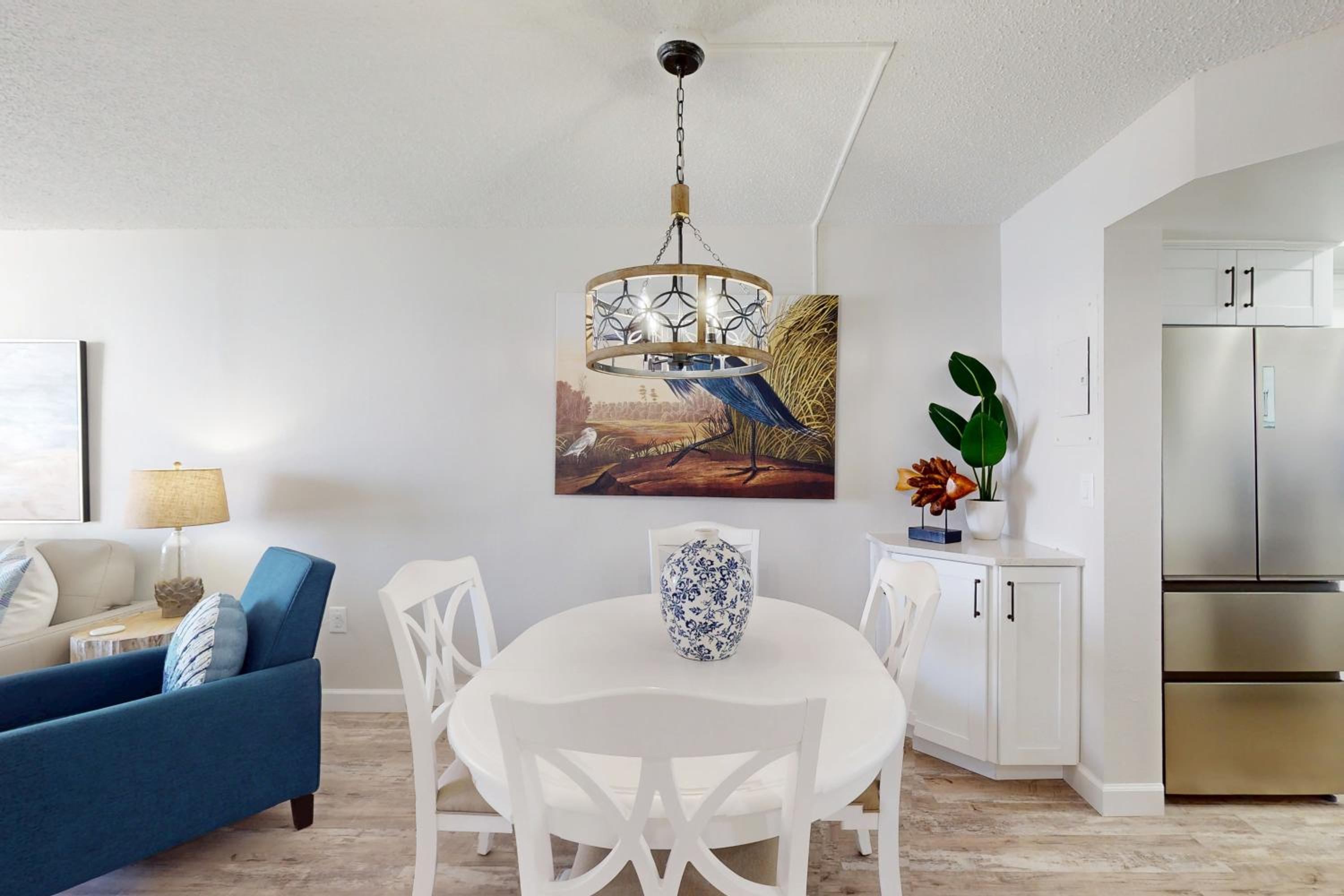 1BR Stylish Condo with Ocean Views, Pool