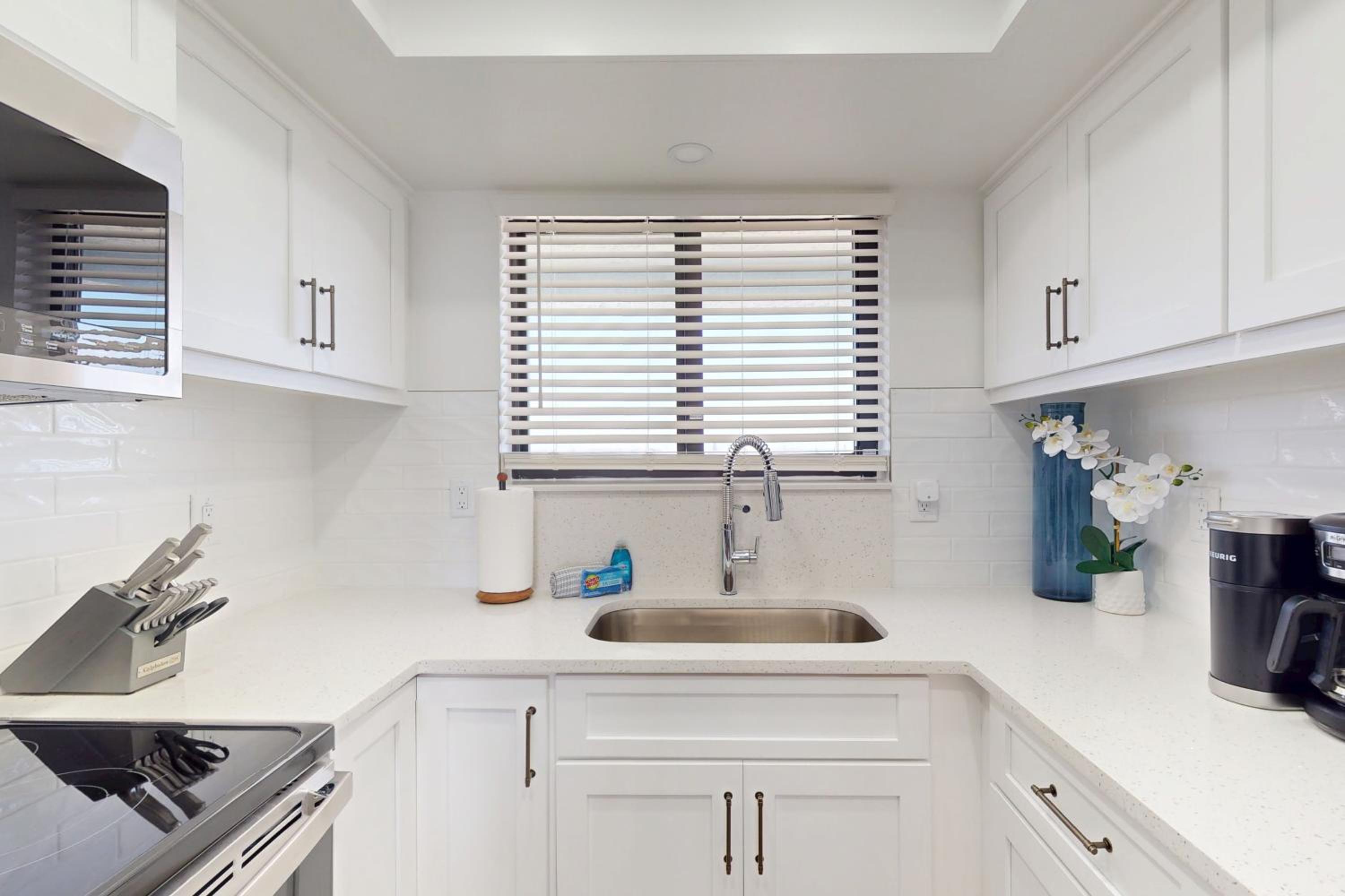 1BR Stylish Condo with Ocean Views, Pool
