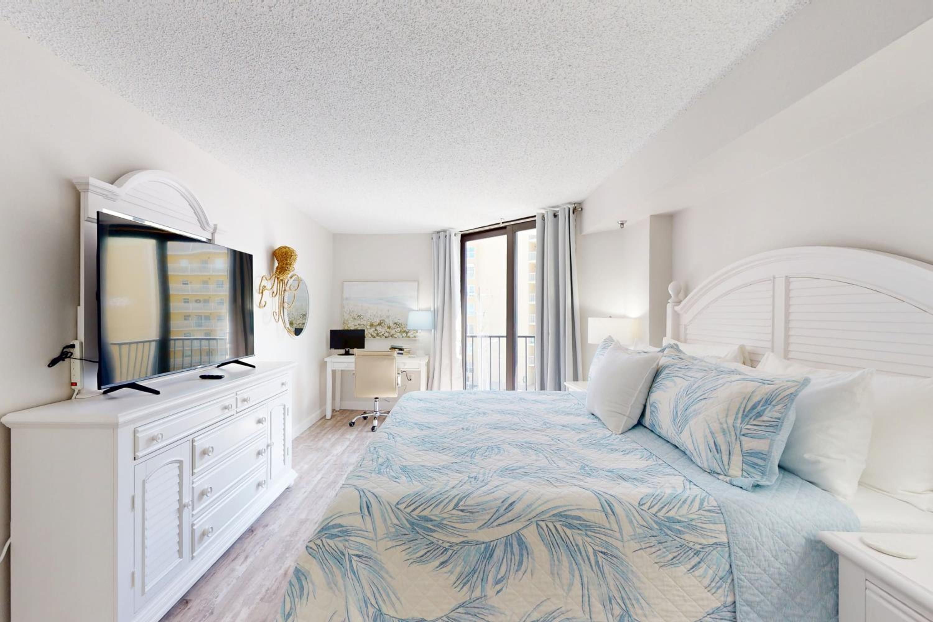 1BR Stylish Condo with Ocean Views, Pool
