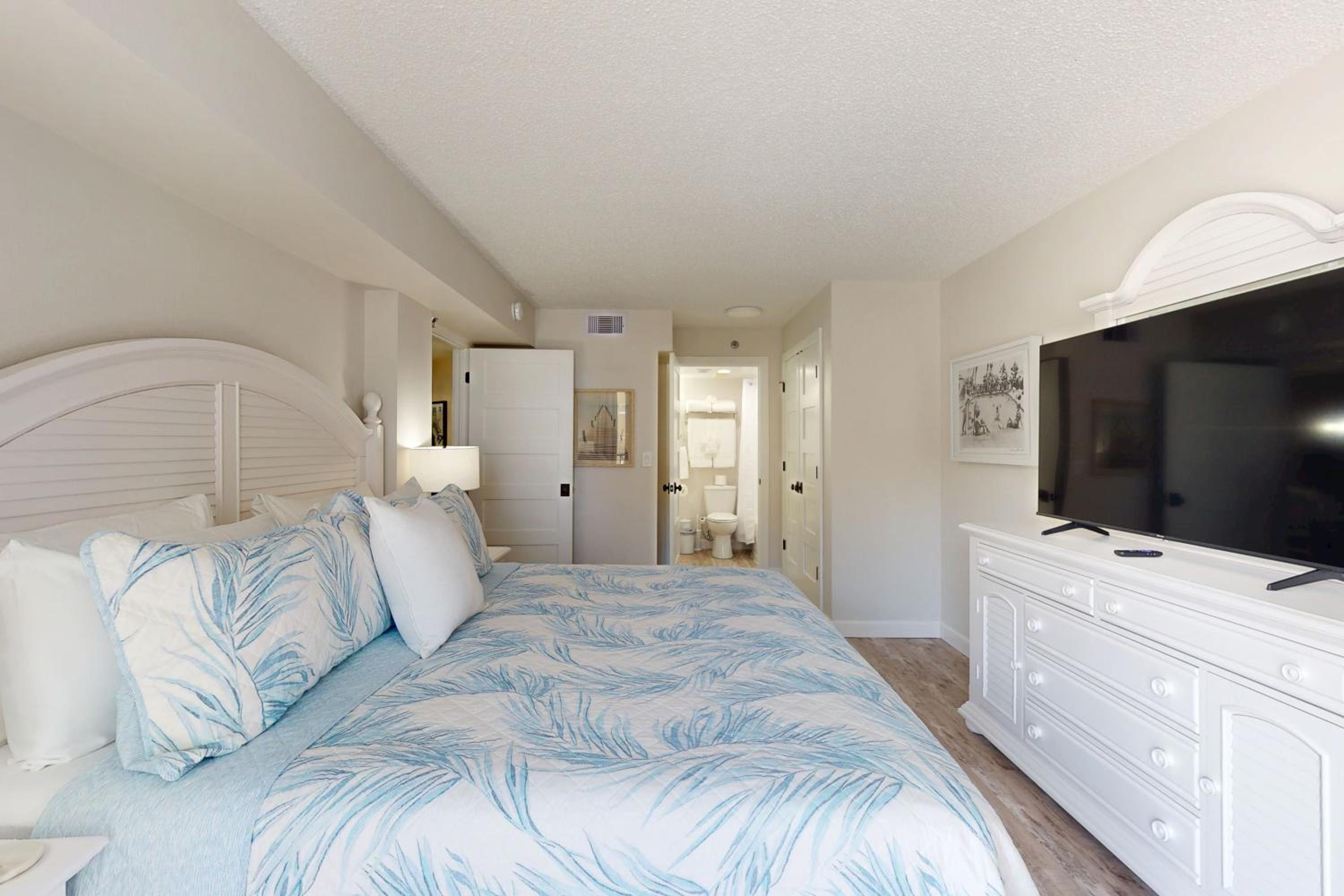 1BR Stylish Condo with Ocean Views, Pool